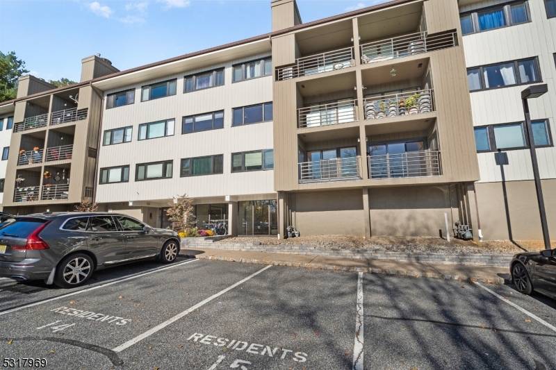 Morristown Town, NJ 07960,41 Mt Kemble Ave #204