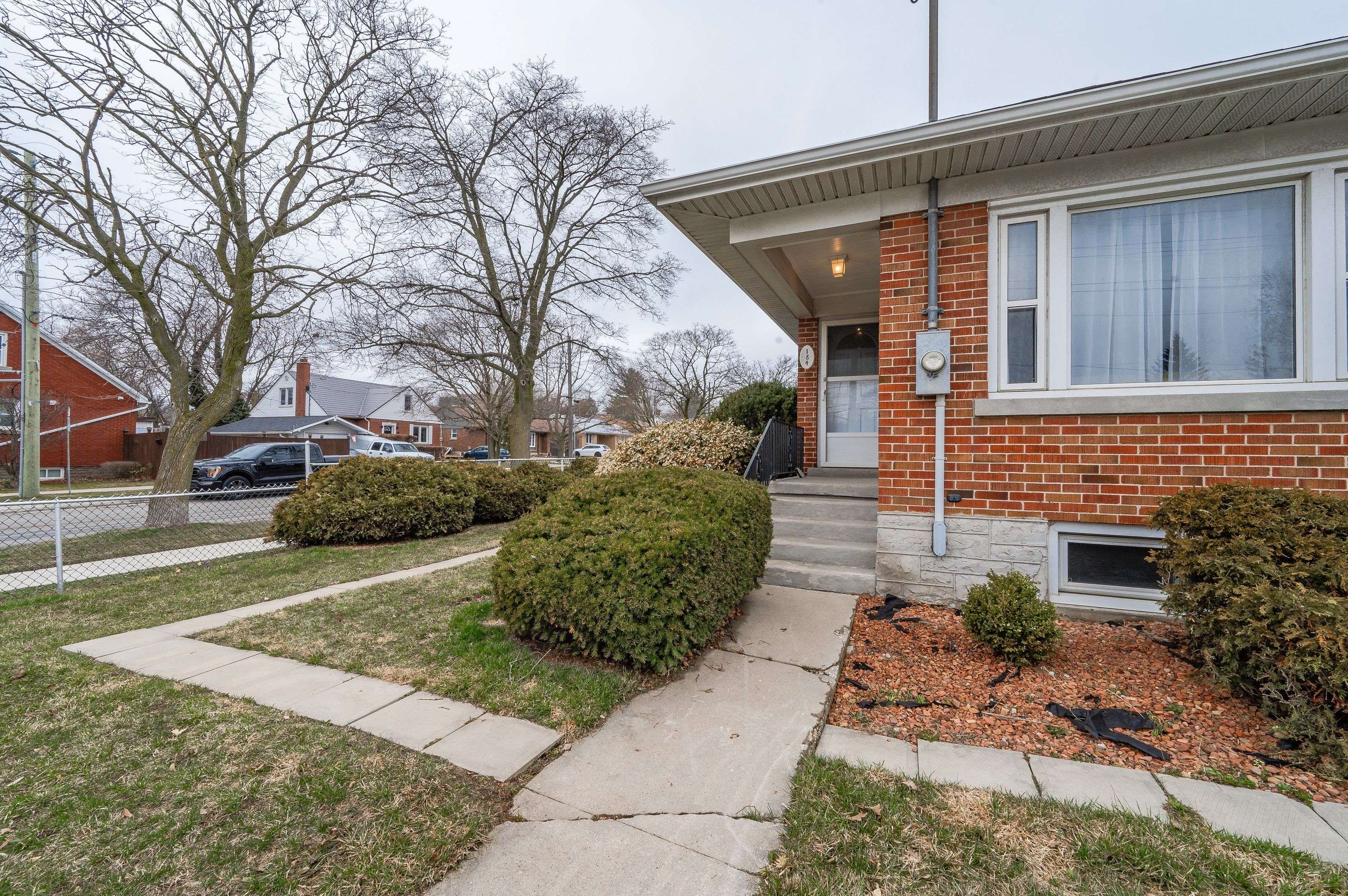 Waterloo, ON N2H 3L1,184 Ottawa ST N