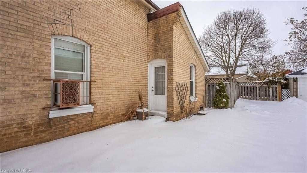 Brantford, ON N3S 3M2,122 East AVE