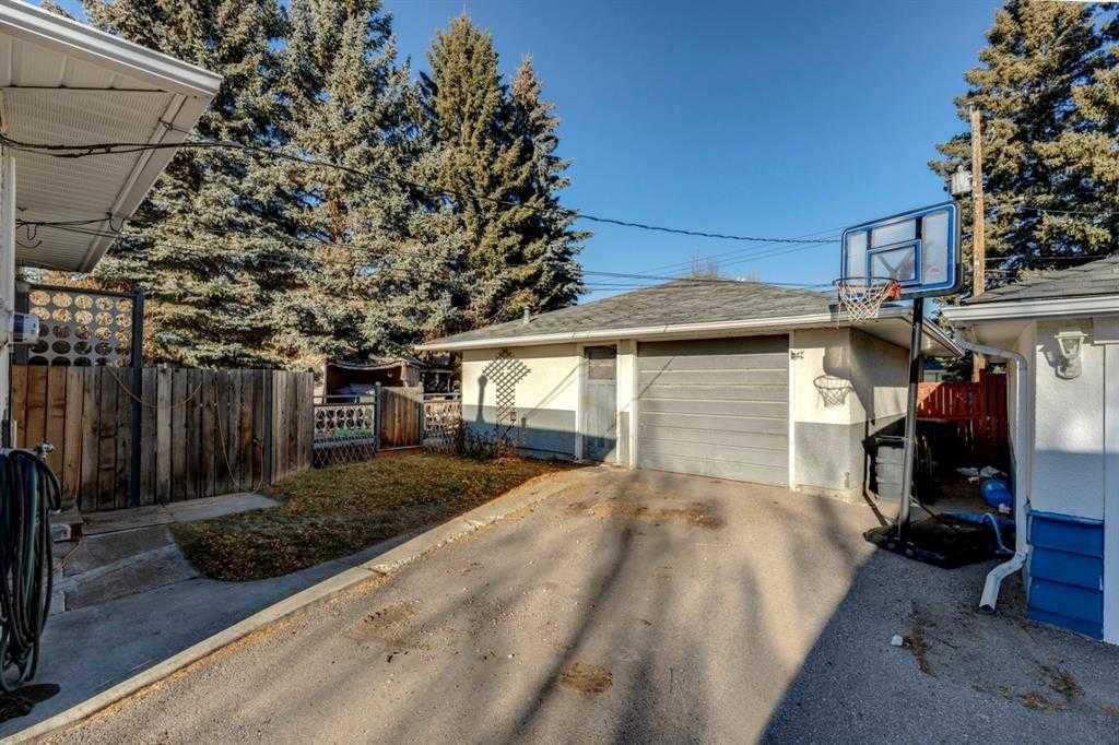 Calgary, AB T2K0H1,132 42 AVE NW