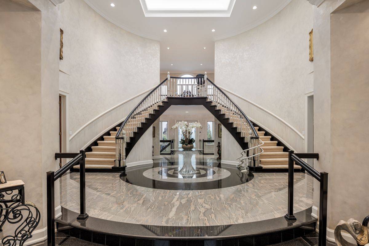 Toronto C12, ON M3B 1H8,28 Post RD