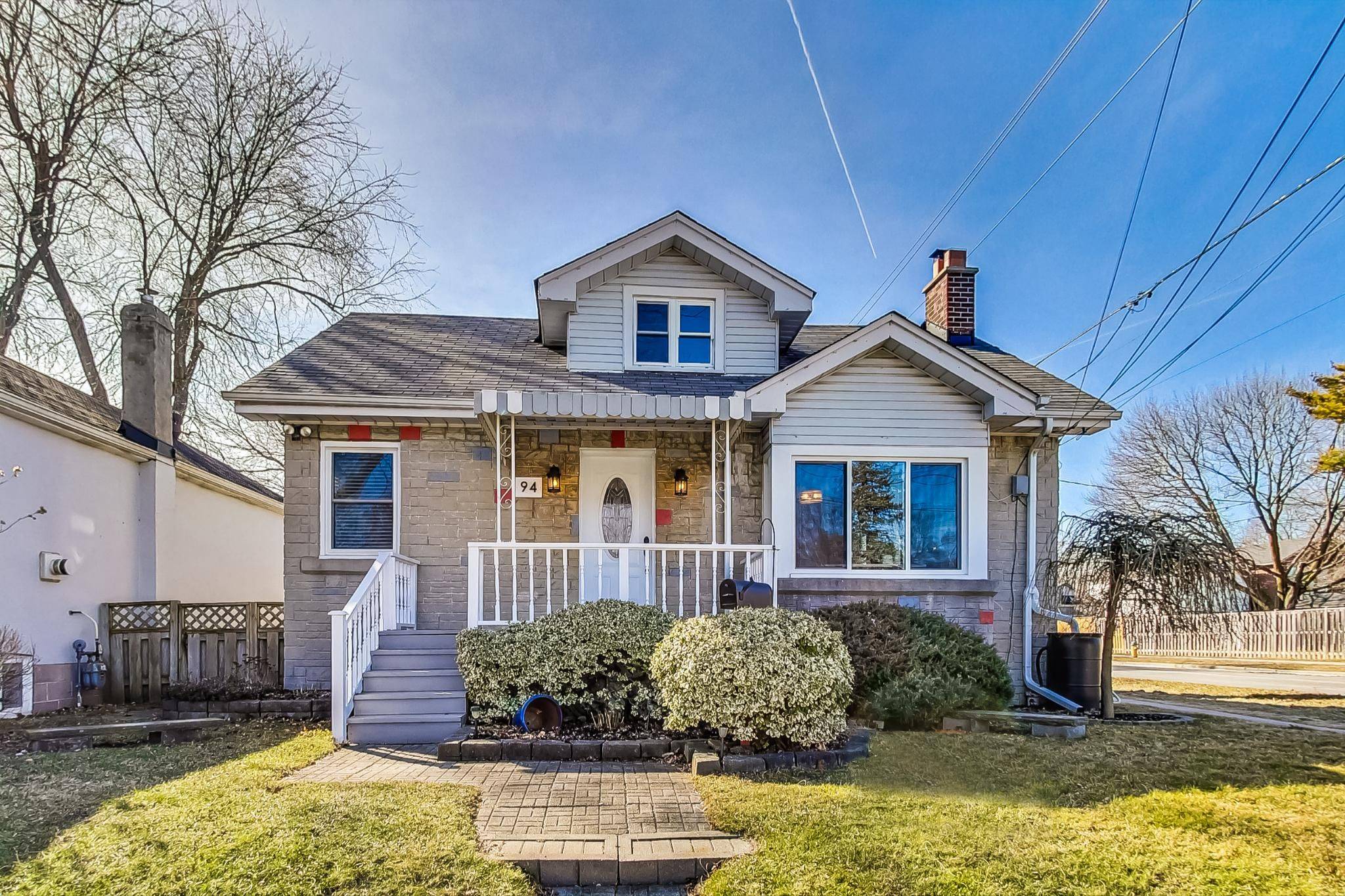 Toronto E06, ON M1N 3H2,94 Eastwood AVE