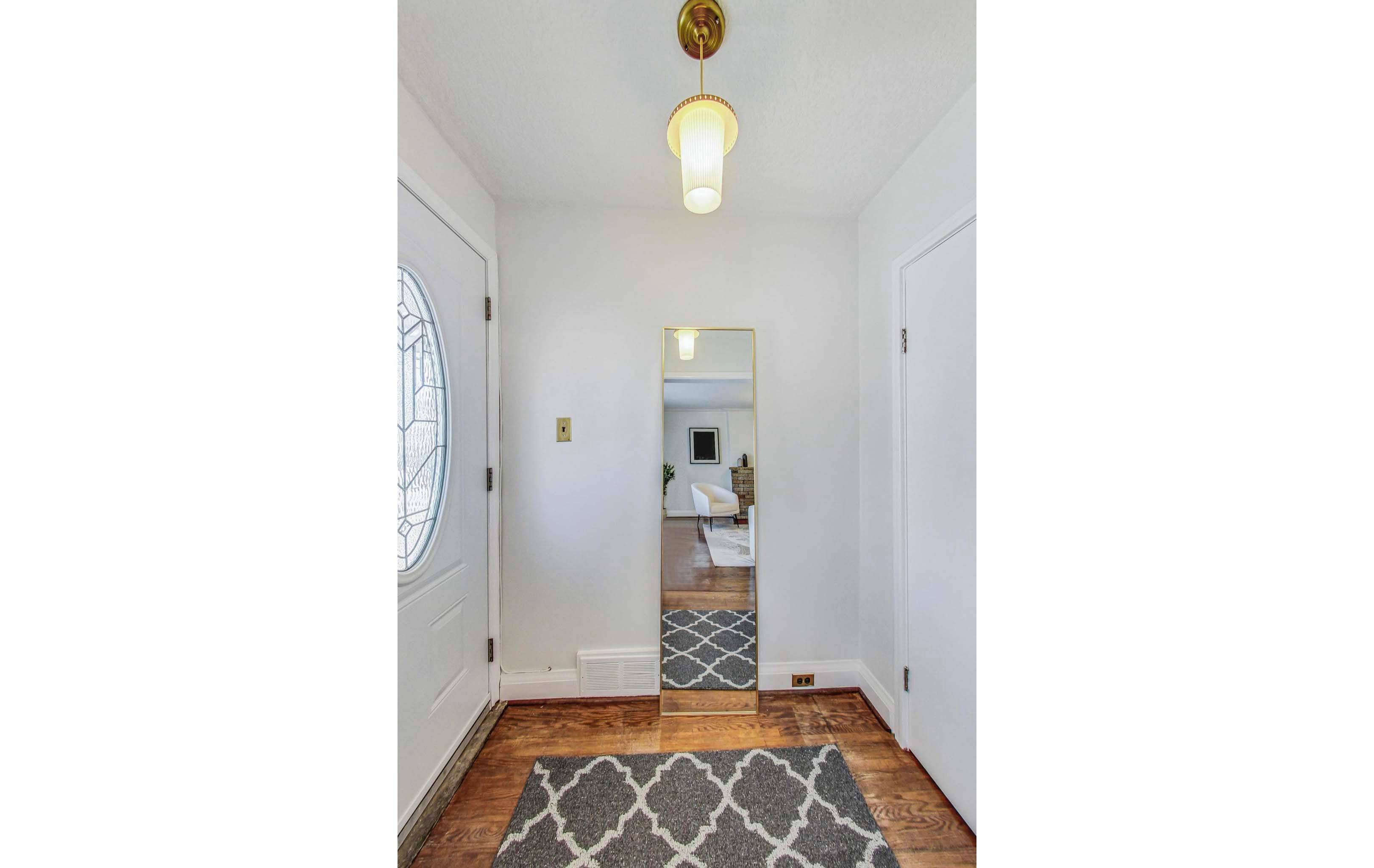 Toronto E06, ON M1N 3H2,94 Eastwood AVE