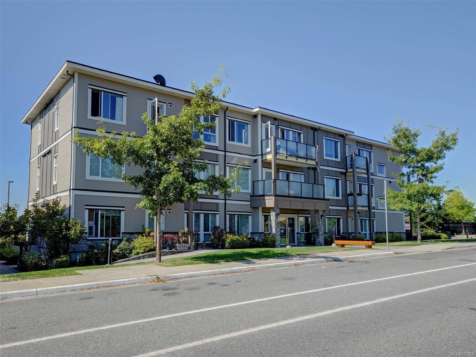 Saanich, BC V8X 0A5,4052 Douglas St #303