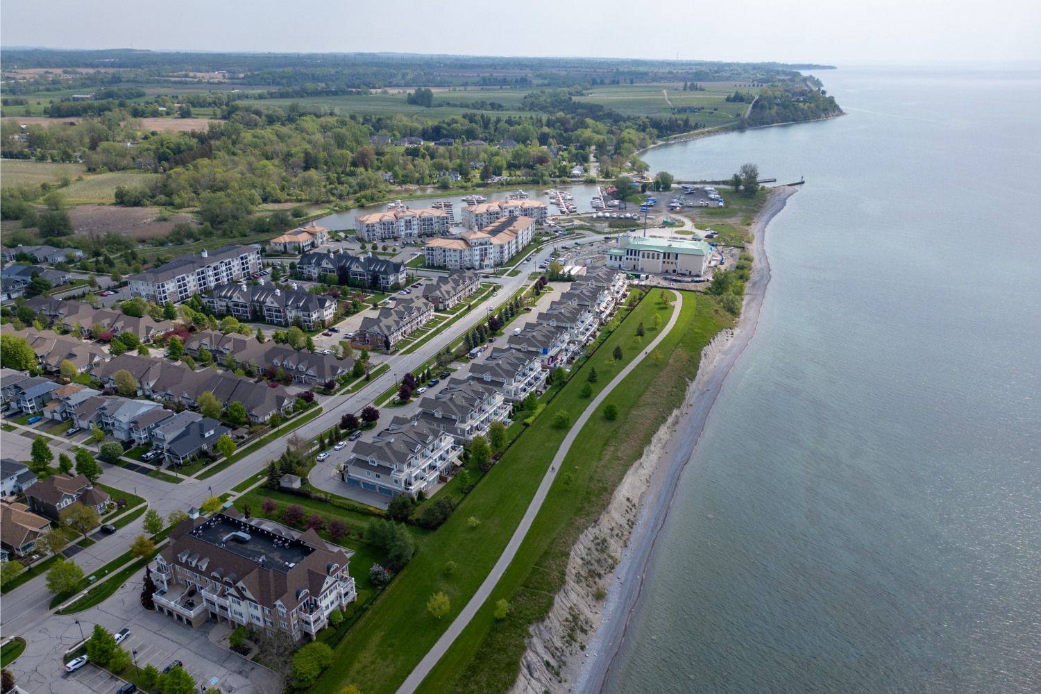 Clarington, ON L1B 0C5,365 Lakebreeze DR #Unit 1