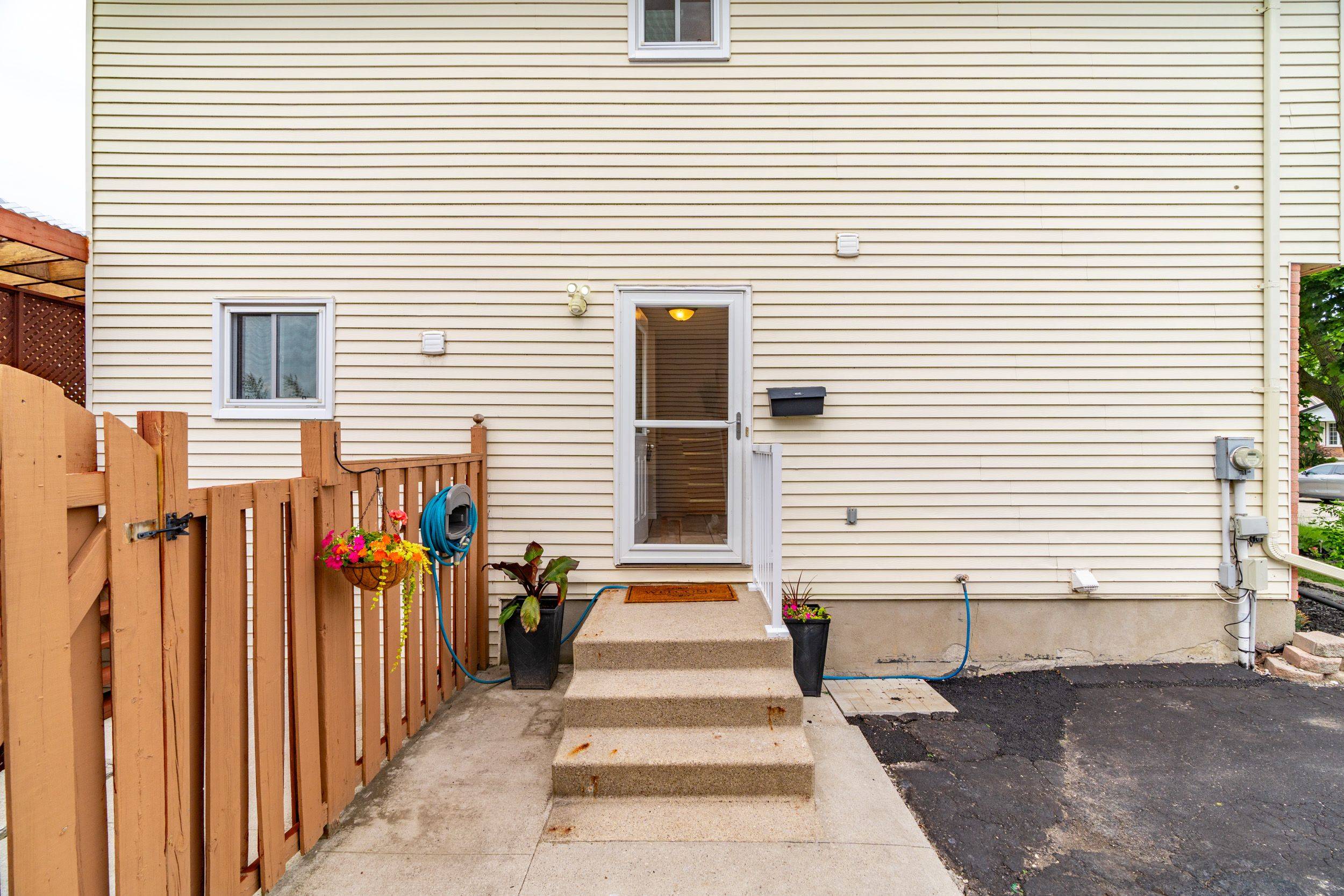 Kitchener, ON N2N 2S1,70 Montana CRES