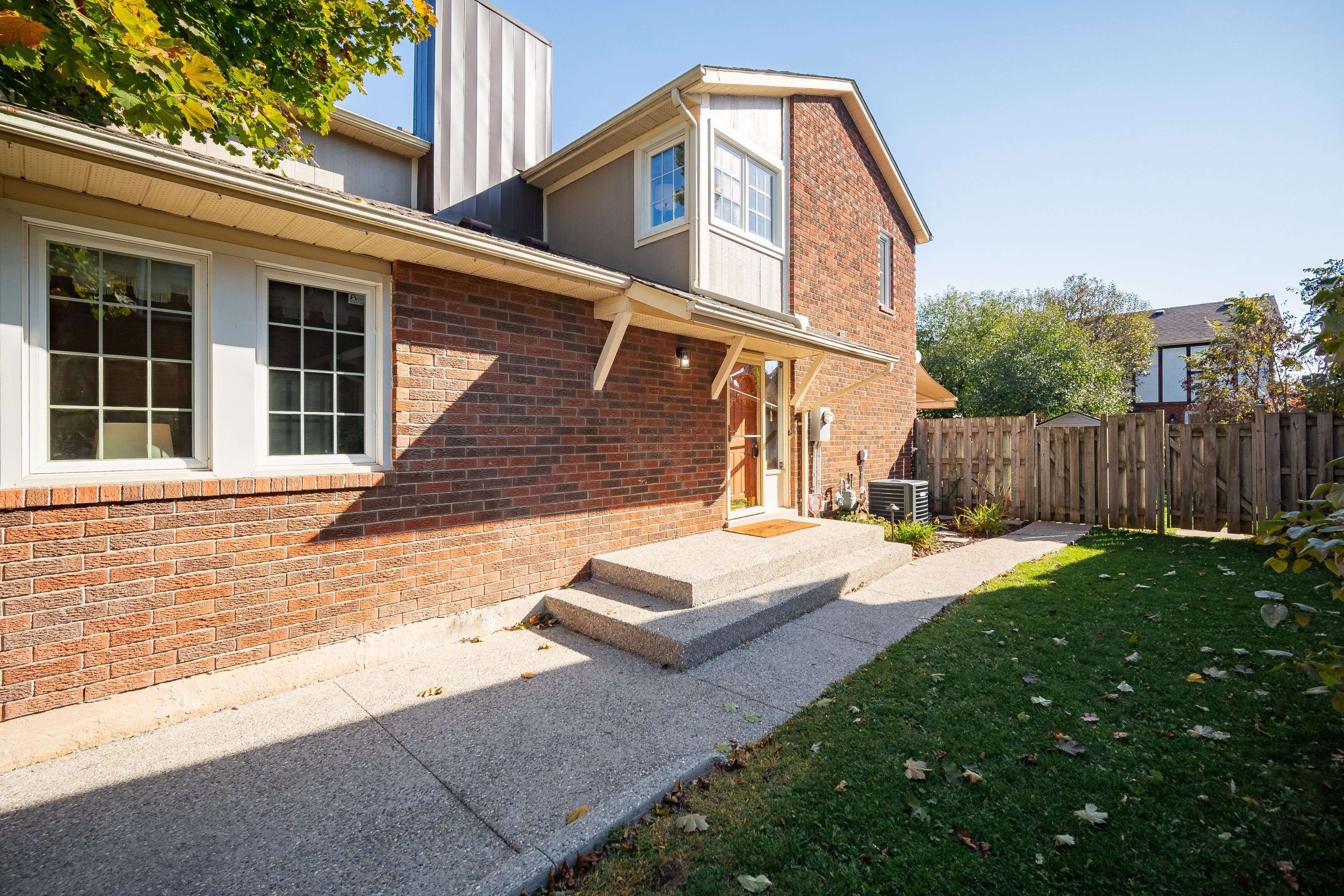 Oakville, ON L6H 3M6,2287 Margot ST