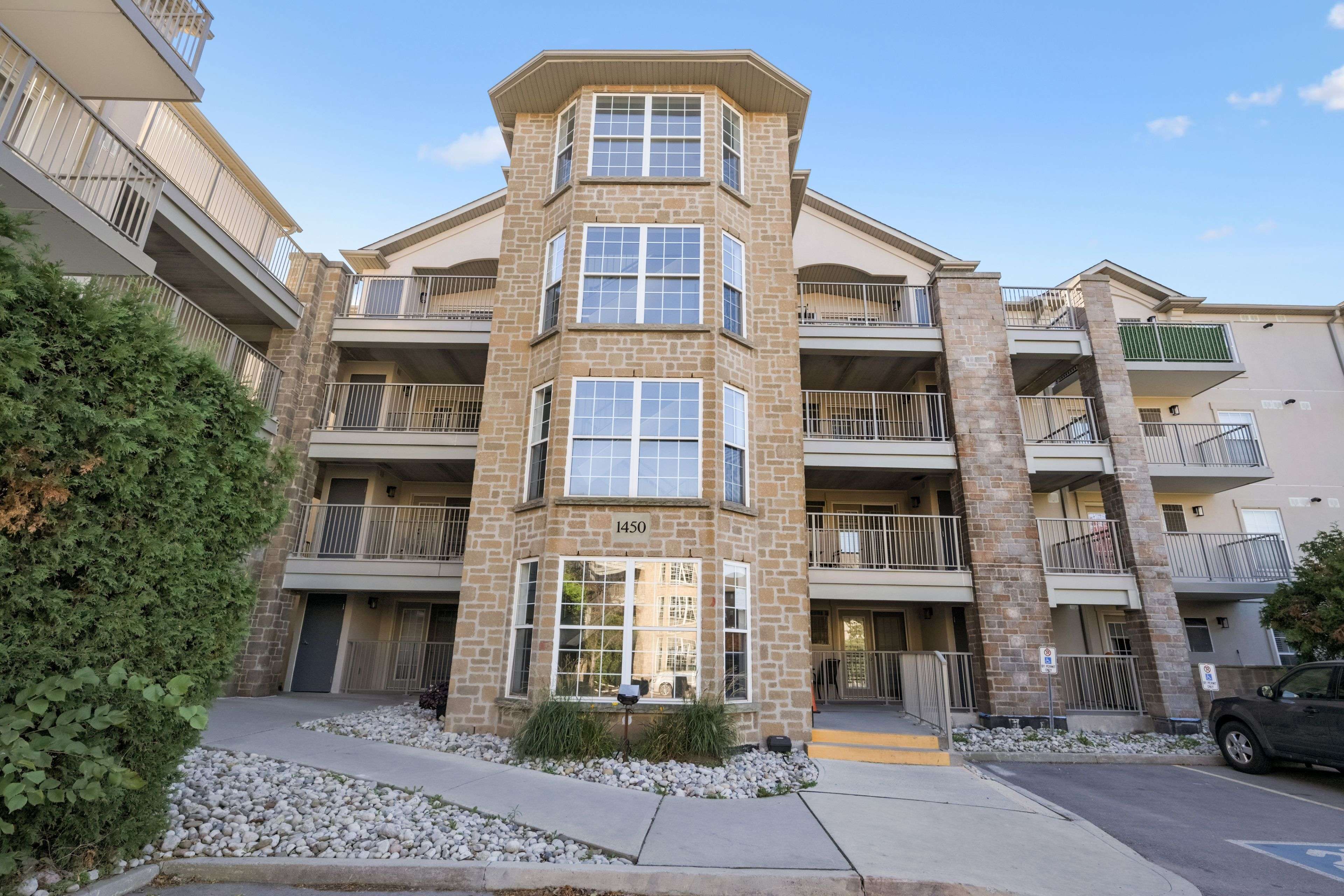 Oakville, ON L6M 4N1,1450 Bishops Gate #211