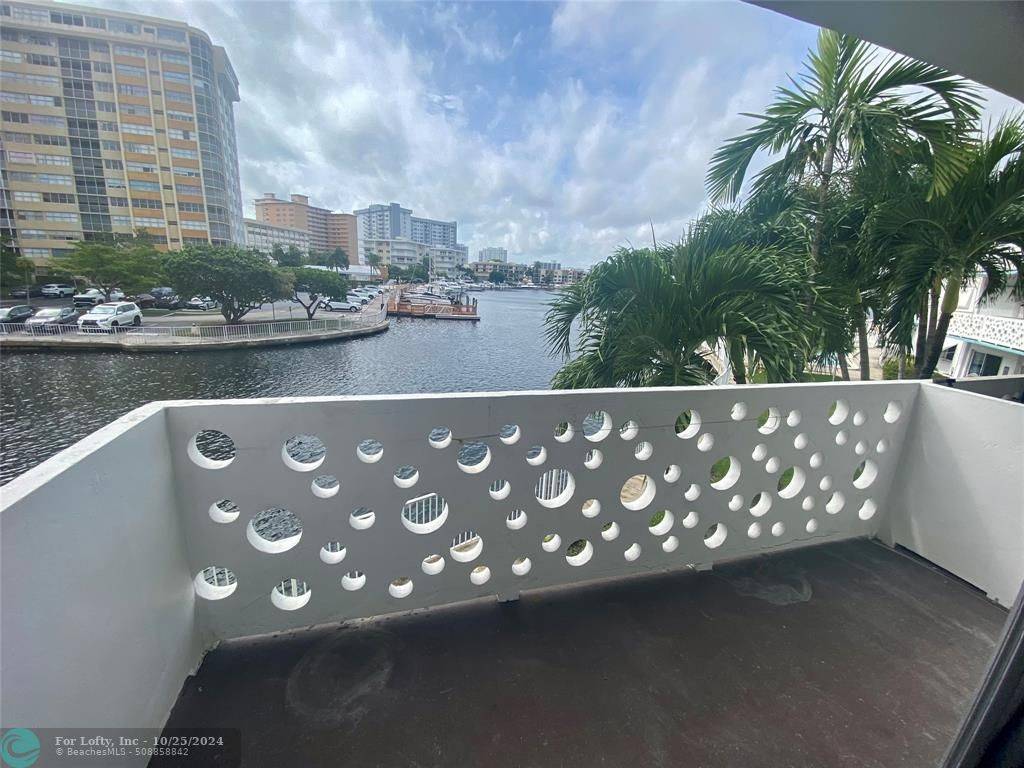 Hallandale Beach, FL 33009,2500 Diana Drive  #209