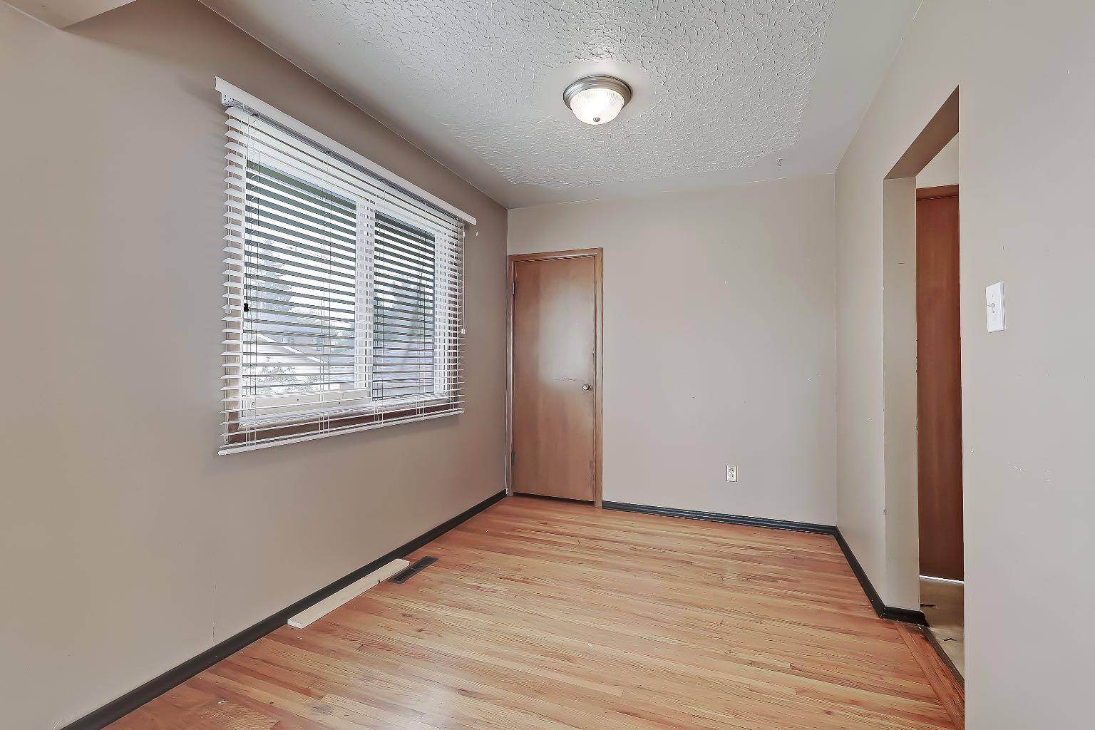 Calgary, AB T3E 0K2,2631 25 AVE SW