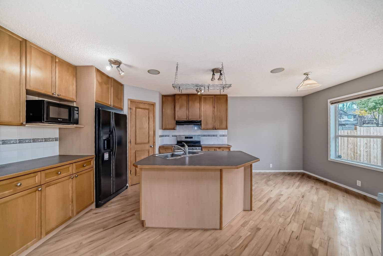 Calgary, AB T2Y 3Z5,37 Somerglen Close SW