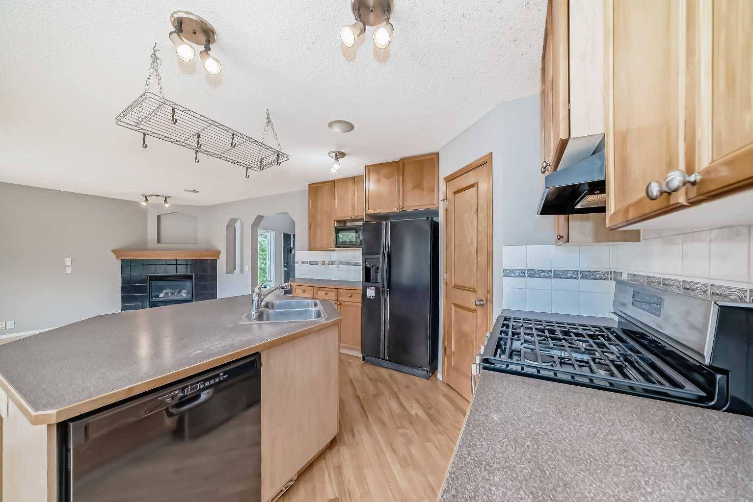 Calgary, AB T2Y 3Z5,37 Somerglen Close SW