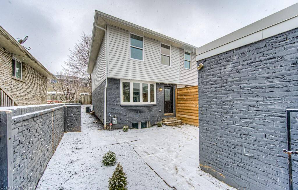 Kitchener, ON N2M 1T3,152 Overlea DR