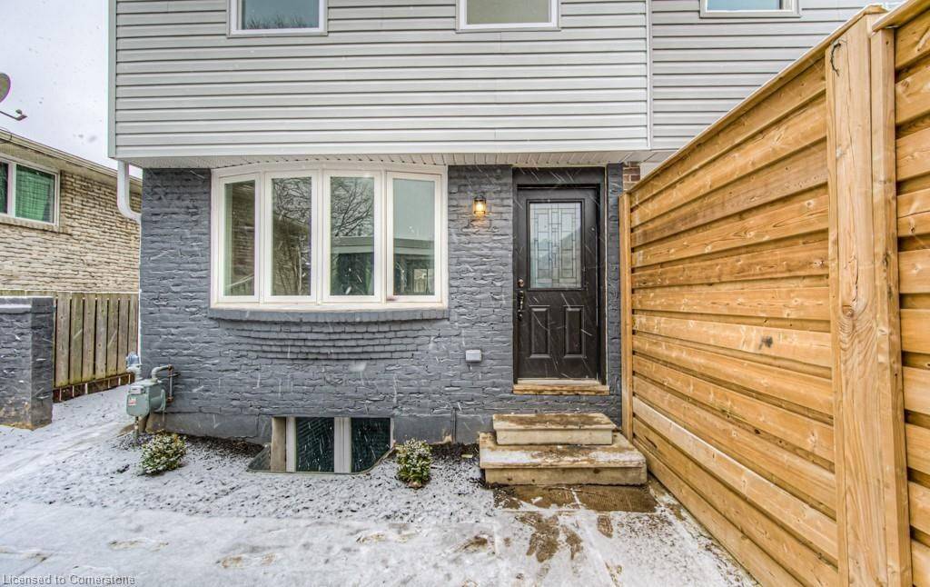 Kitchener, ON N2M 1T3,152 Overlea DR