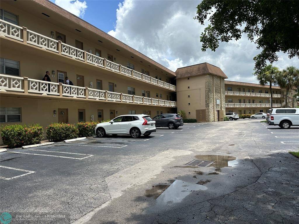 Lauderdale Lakes, FL 33313,5041 W Oakland Park Blvd  #212