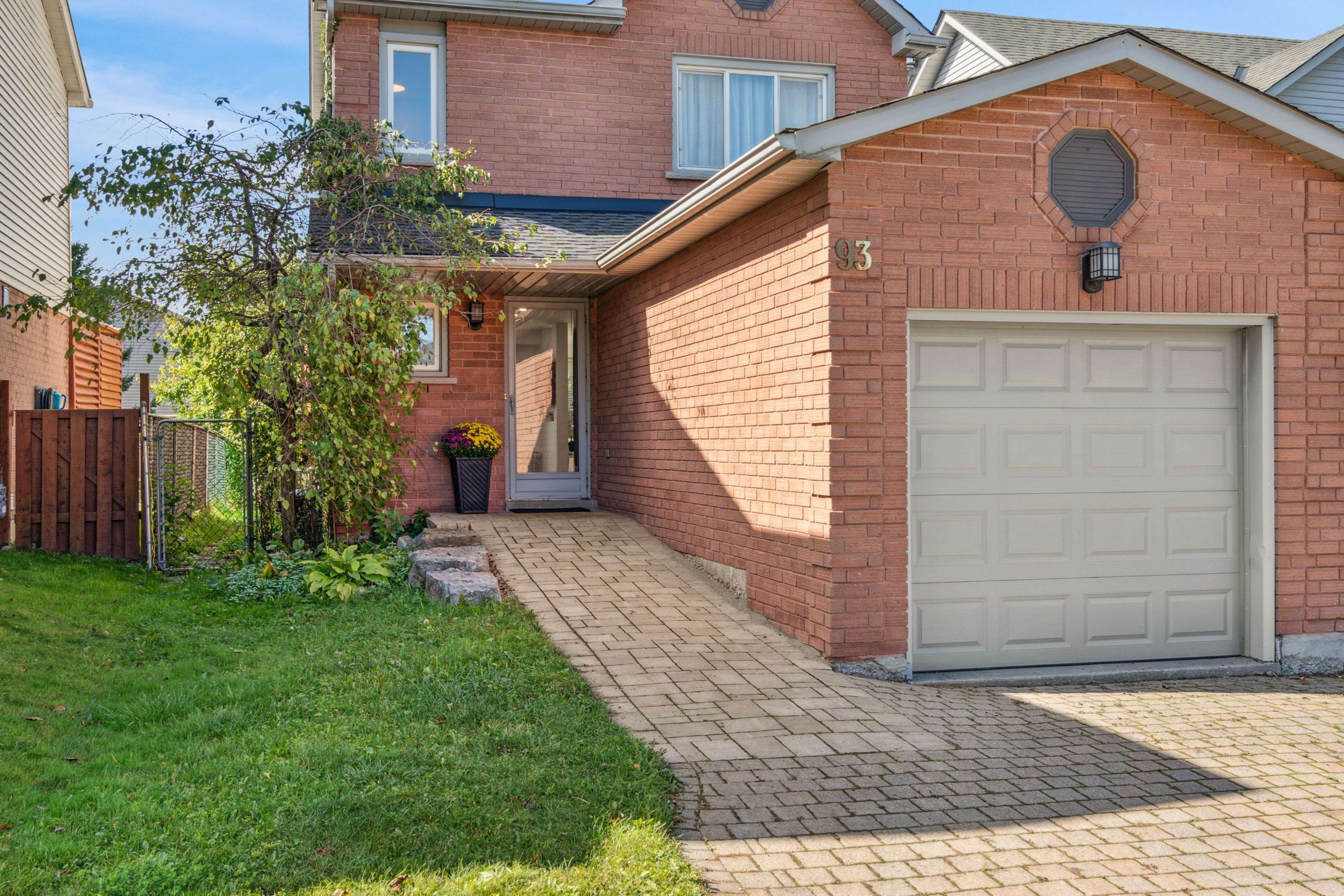 Barrie, ON L4M 6G7,93 Hadden CRES