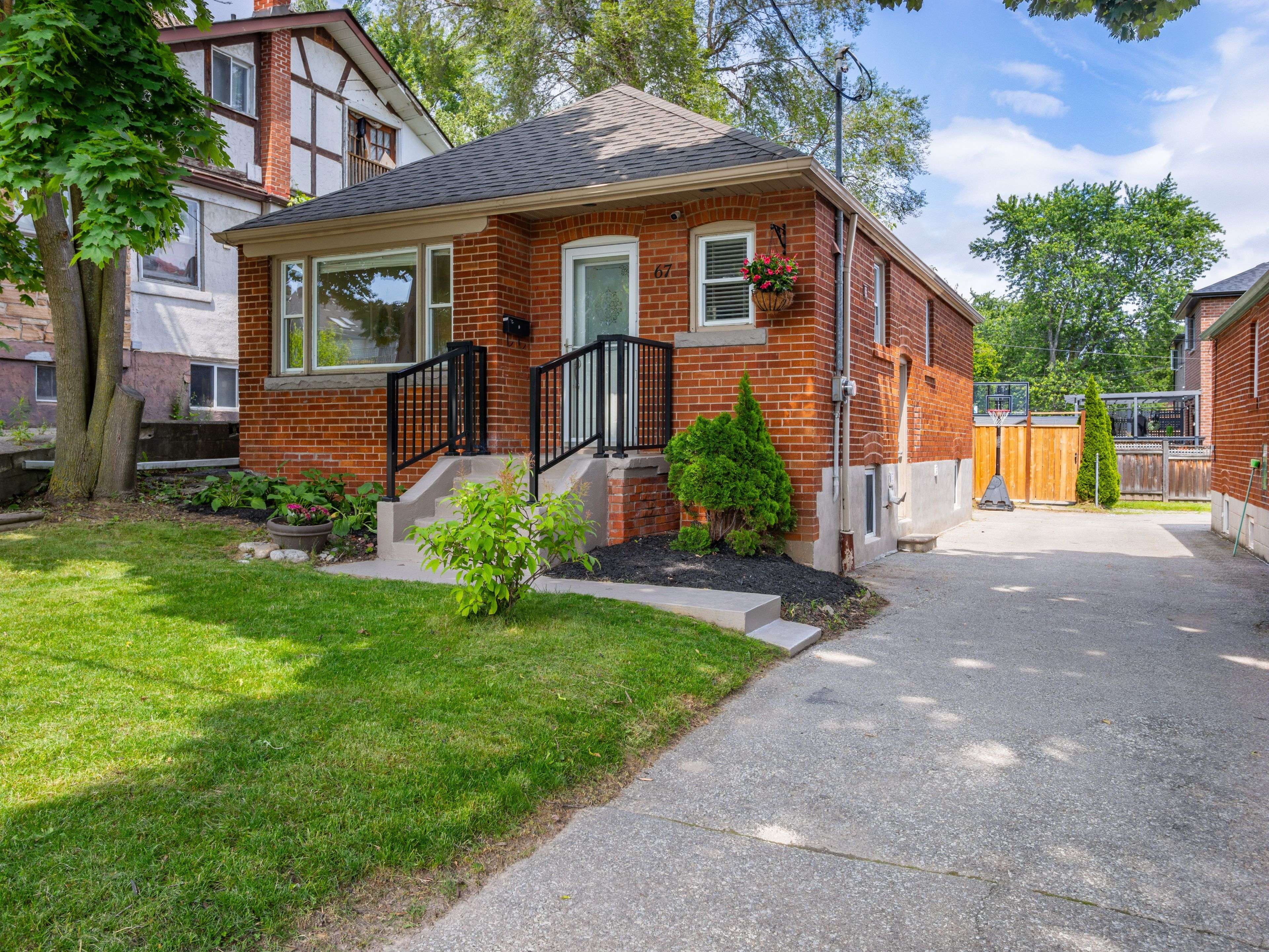 Toronto E03, ON M4B 2X6,67 Glenburn AVE