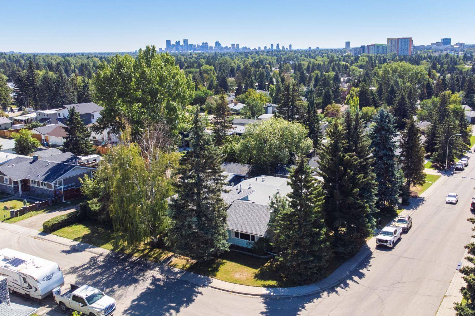 Calgary, AB T2L 1T7,5251 Barron DR NW