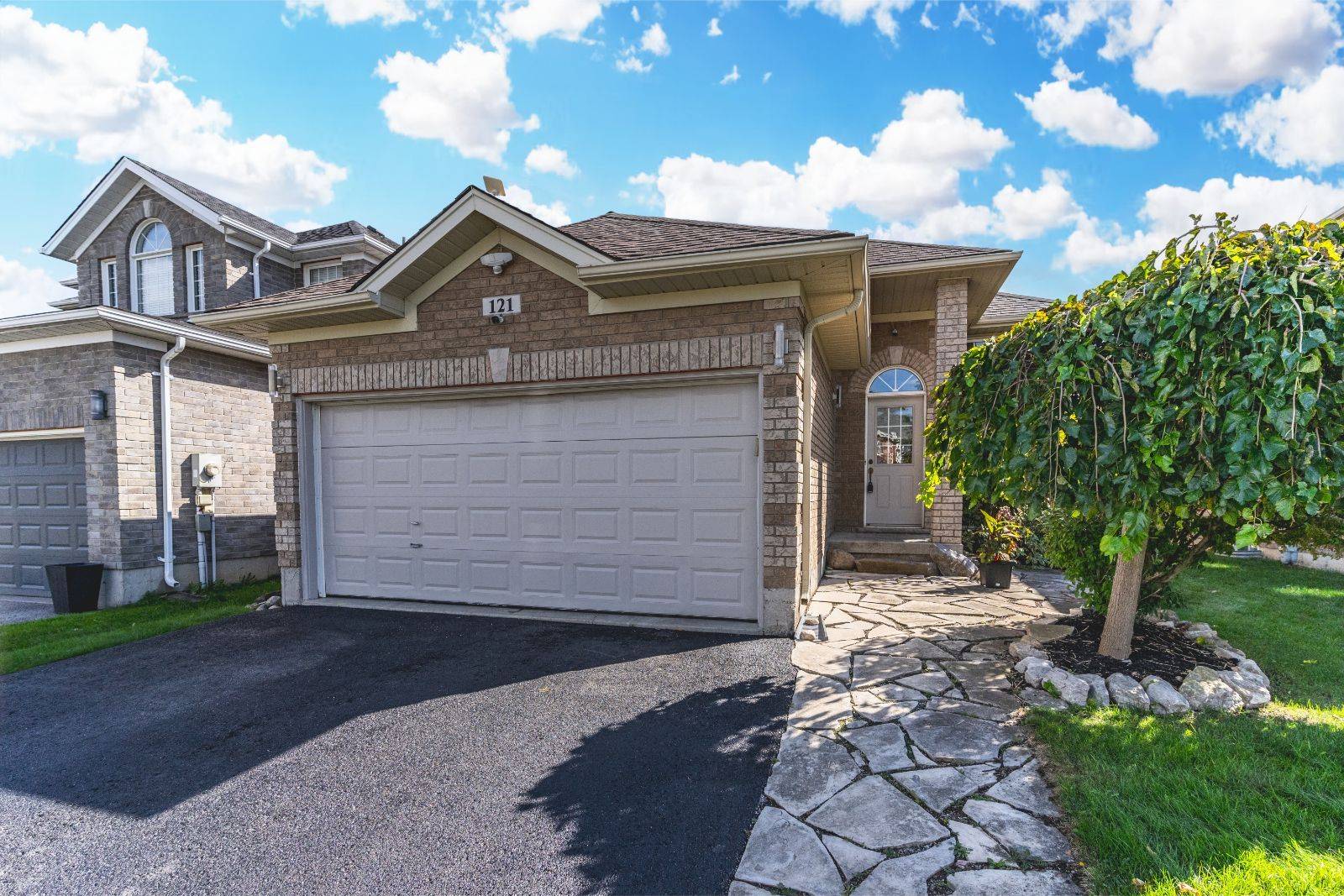 Barrie, ON L4N 0Y9,121 Sovereigns Gate