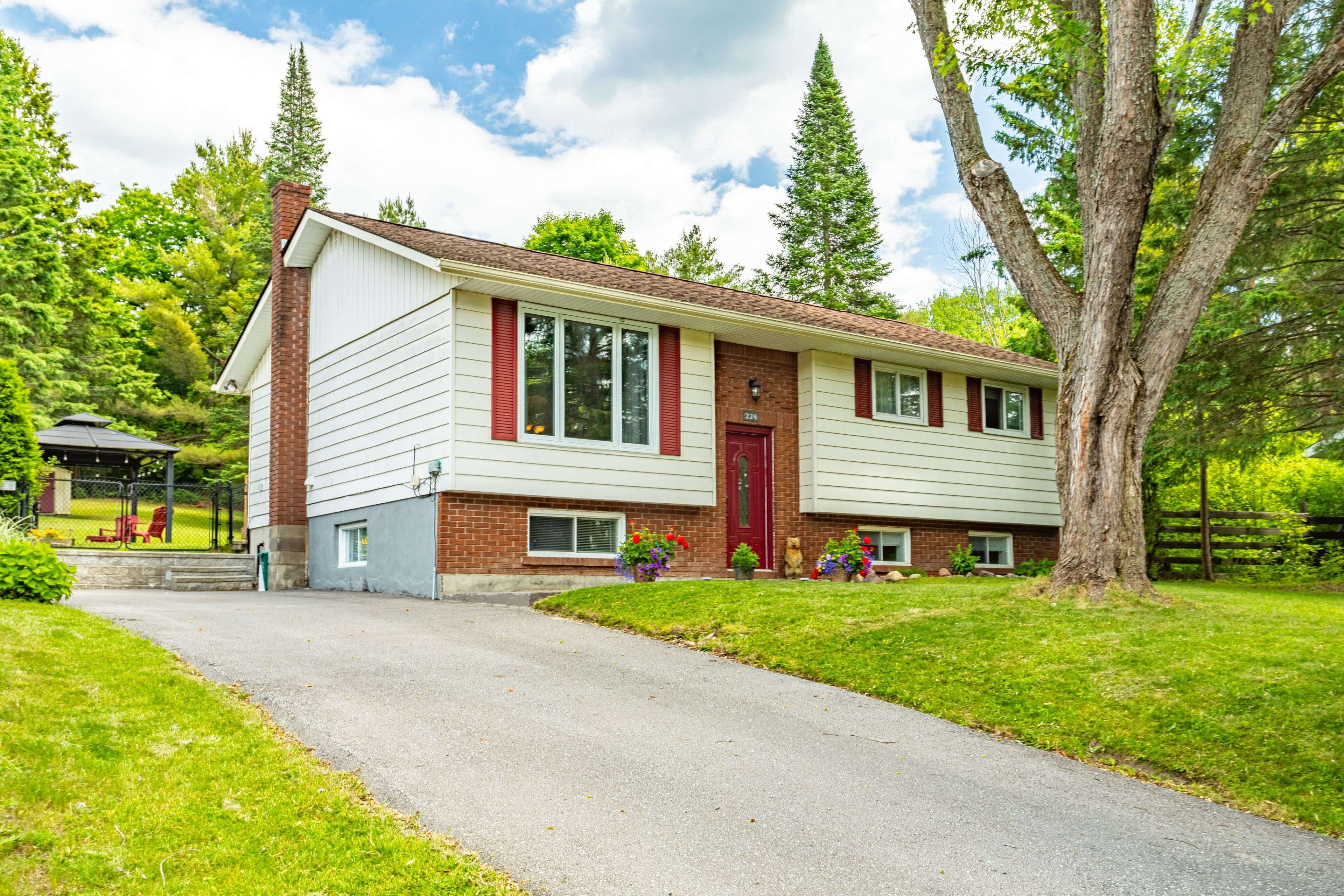 Gravenhurst, ON P1P 1C6,224 Oriole CRES