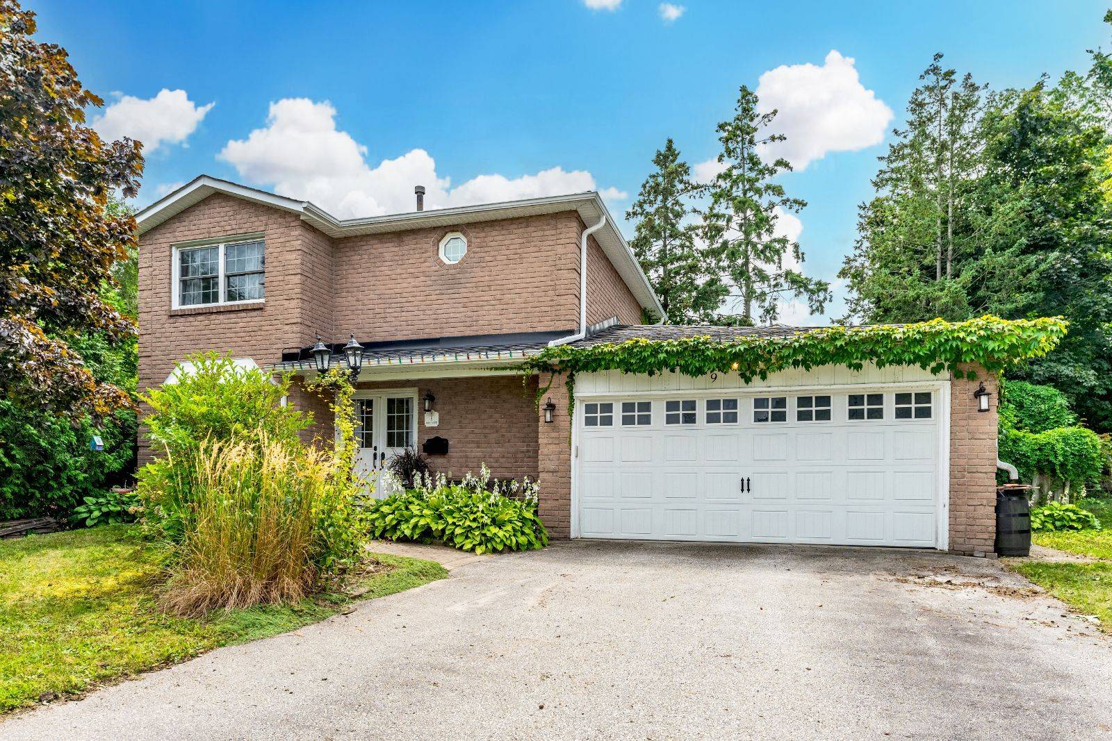 Barrie, ON L4M 5N1,9 Oriole CT