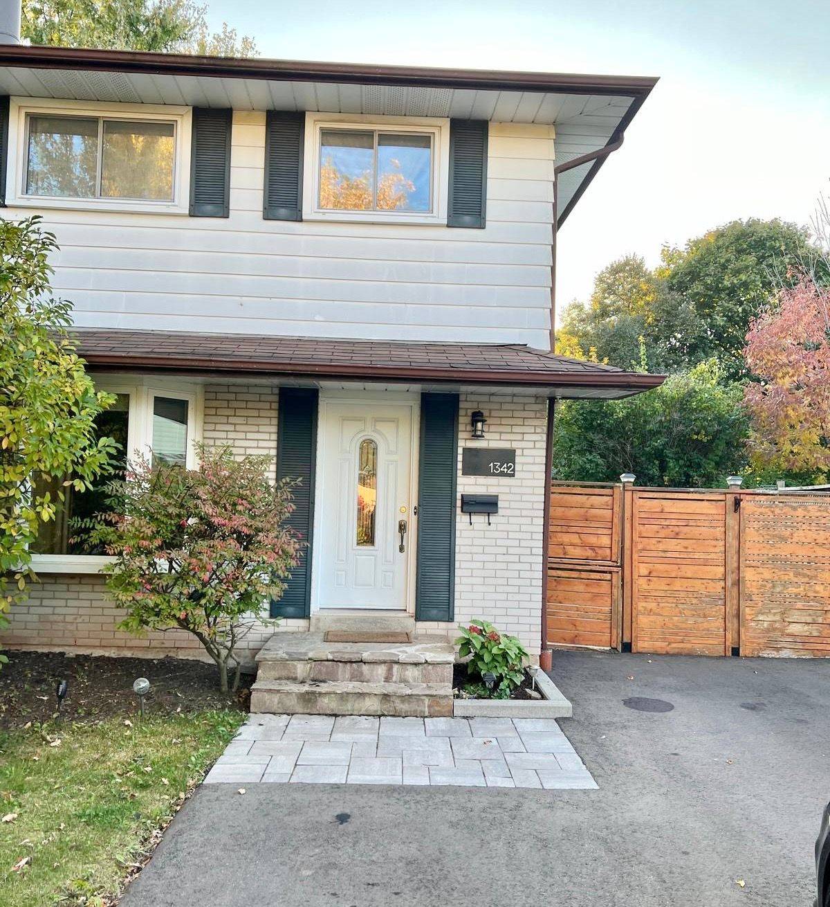 Oakville, ON L6H 1V4,1342 Roylen RD