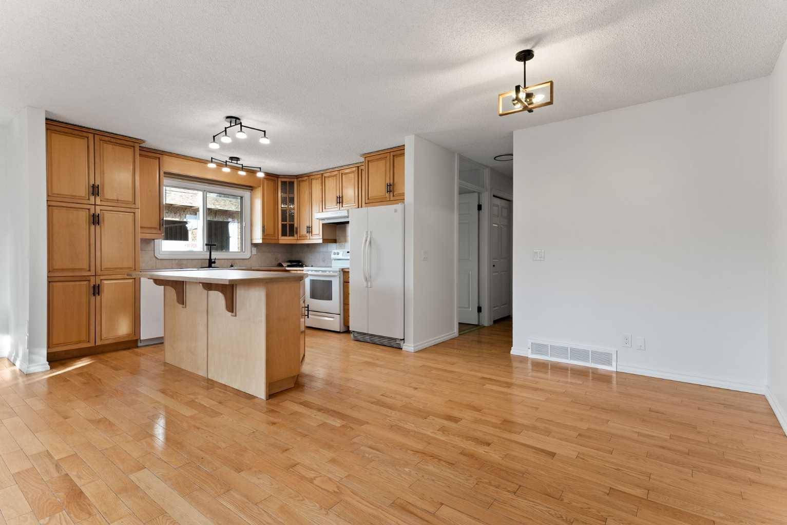 Calgary, AB T3B 1Y4,8144 46 AVE NW