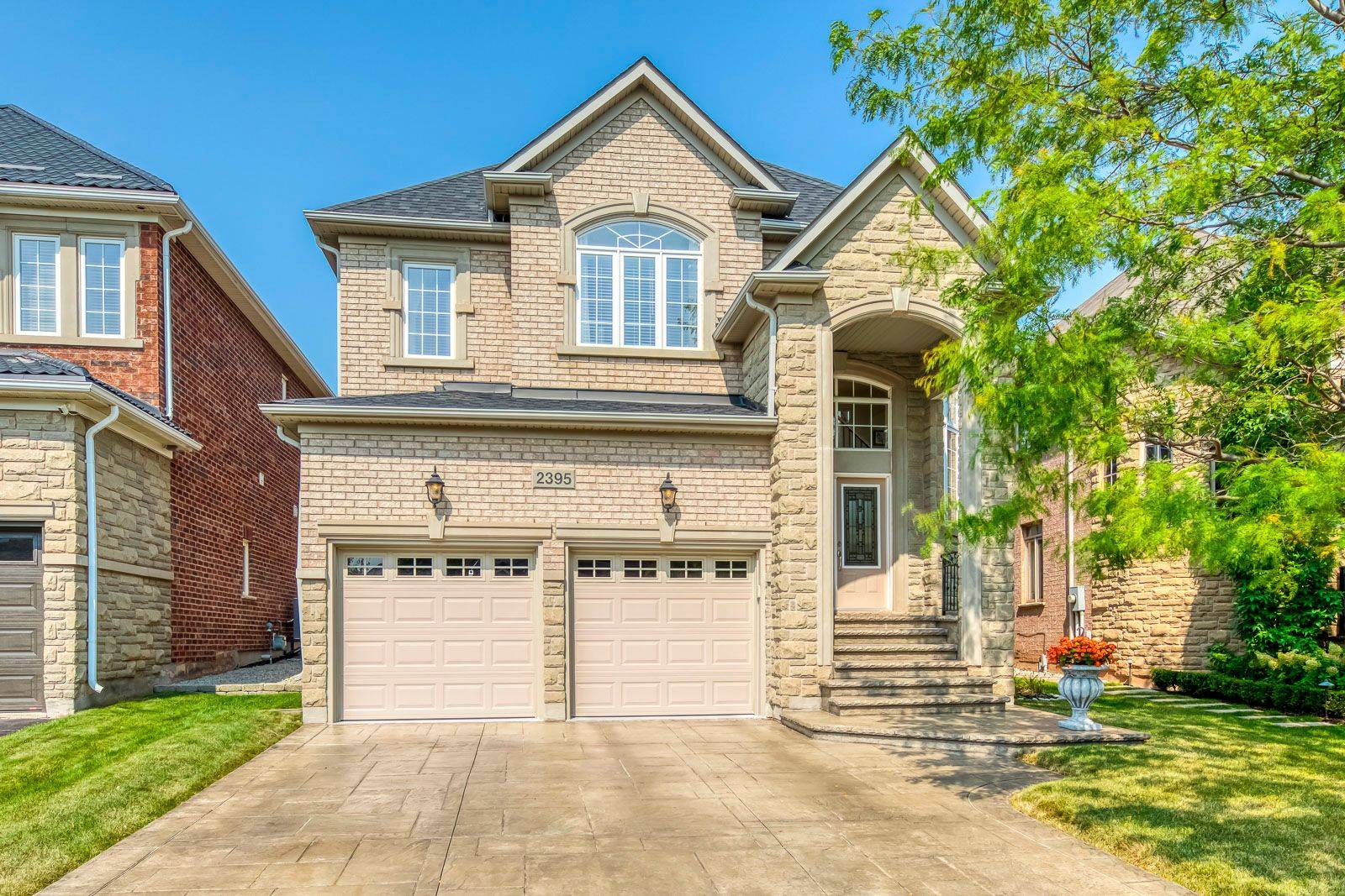 Oakville, ON L6H 0B3,2395 Thruxton DR