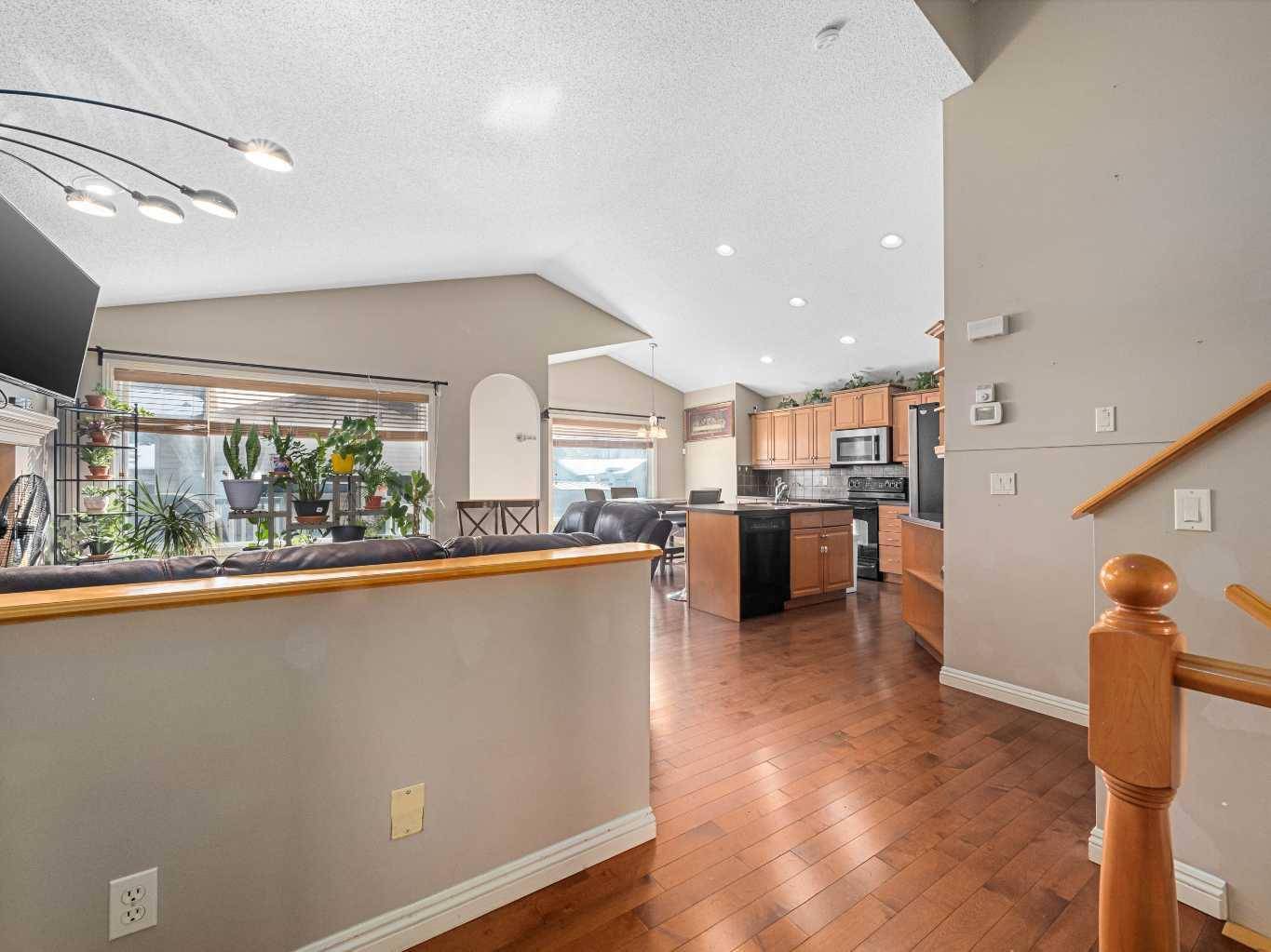 Calgary, AB T2Z 4Y3,32 Prestwick Close SE