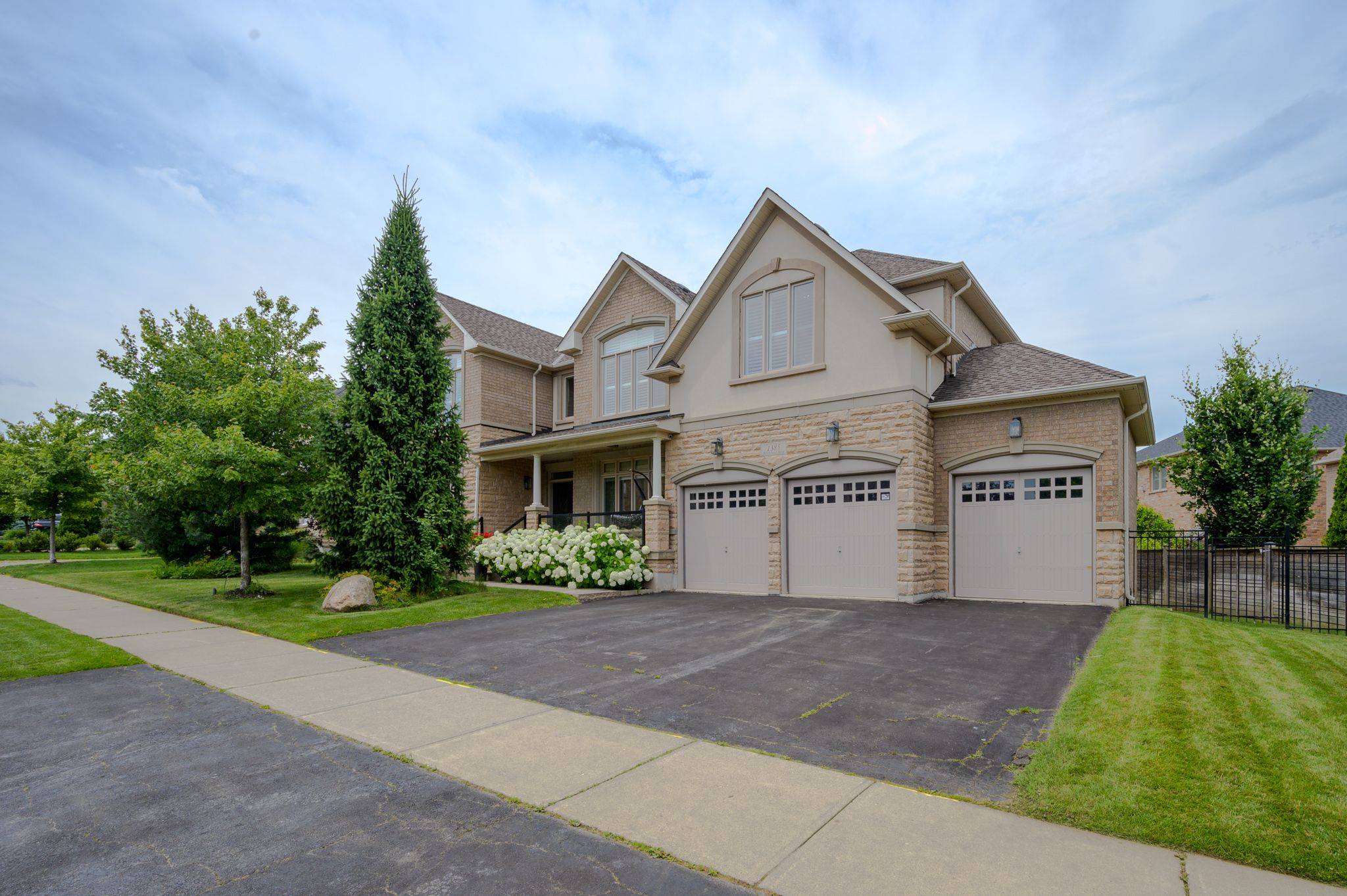 Oakville, ON L6H 7P7,1385 Arrowhead RD