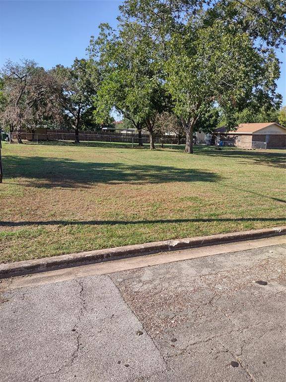 West, TX 76691,507-509 W Pecan Street