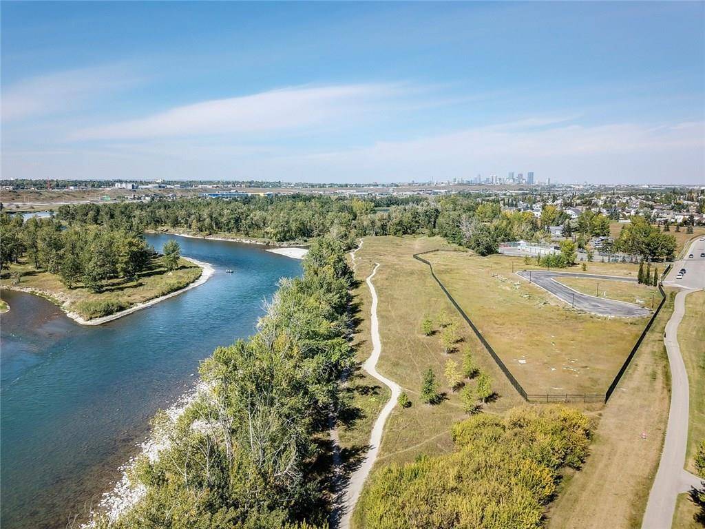 Calgary, AB T2C 4H8,18 Riverview LNDG SE