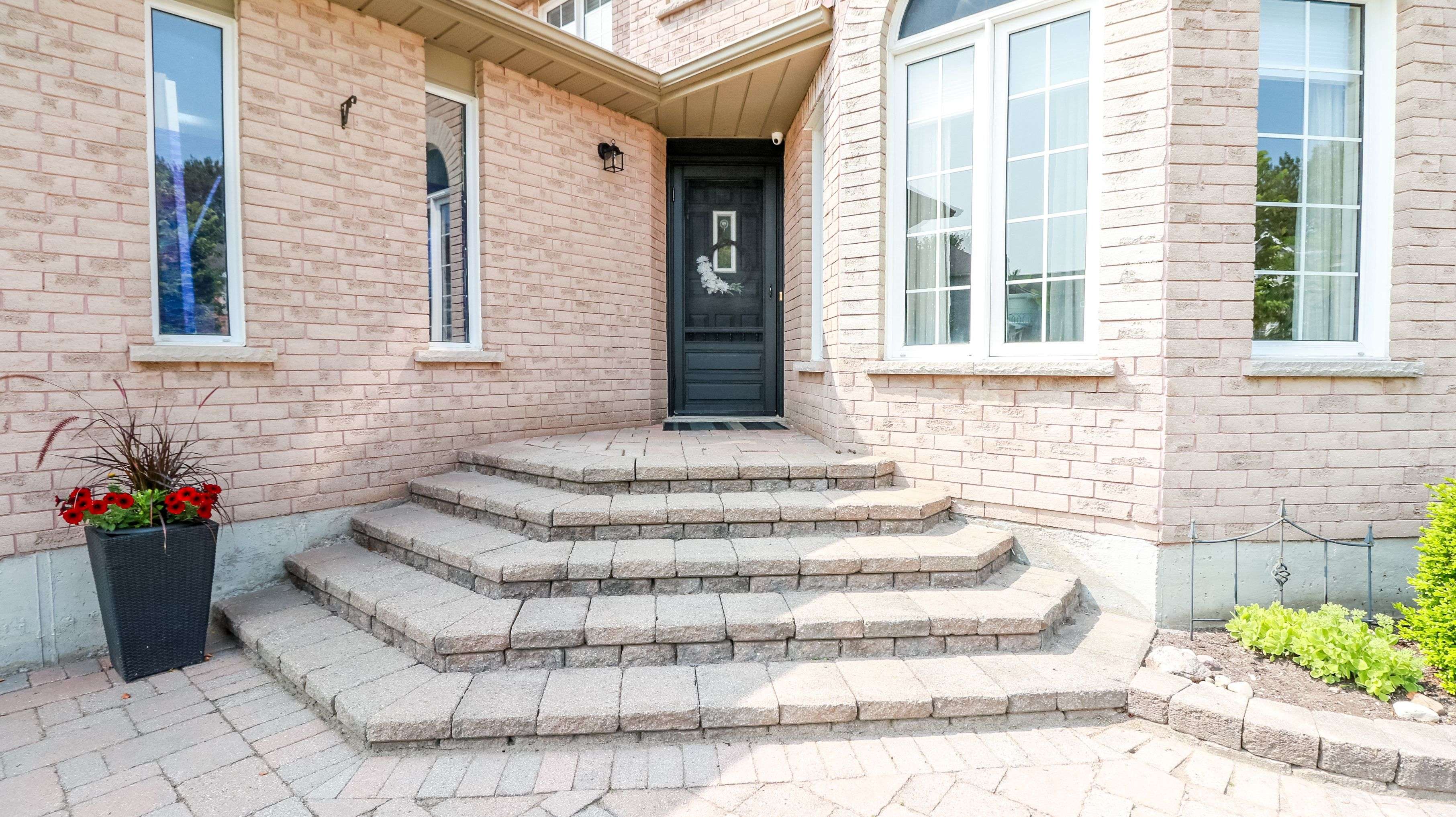 Barrie, ON L4N 0A6,68 Stoneybrook CRES