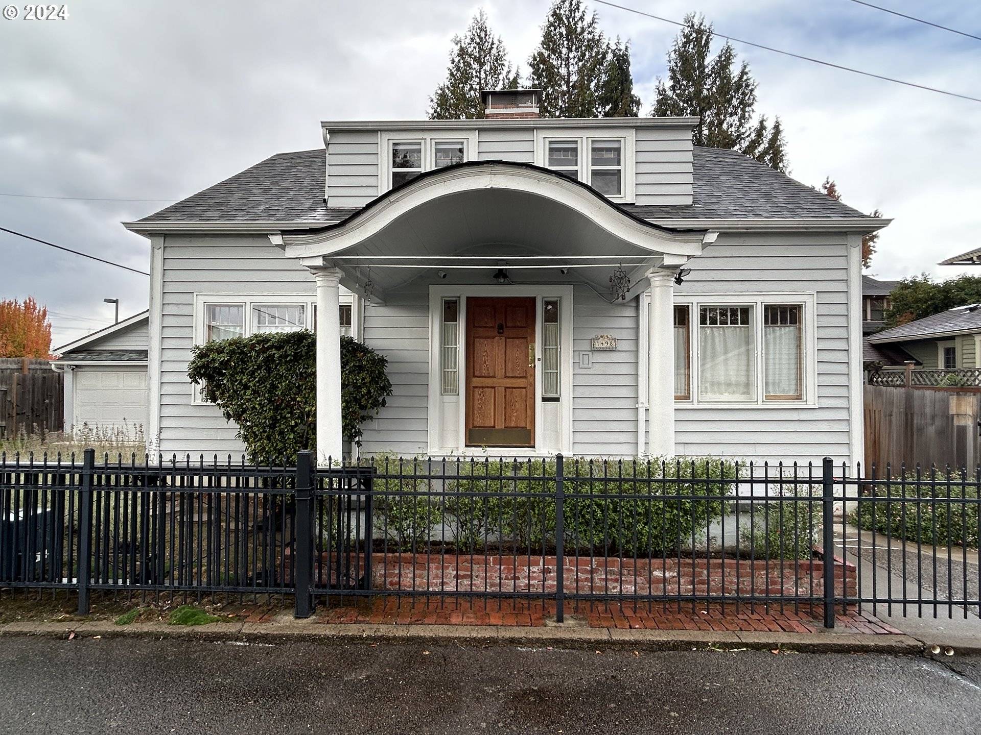 Salem, OR 97301,1498 COURT ST NE