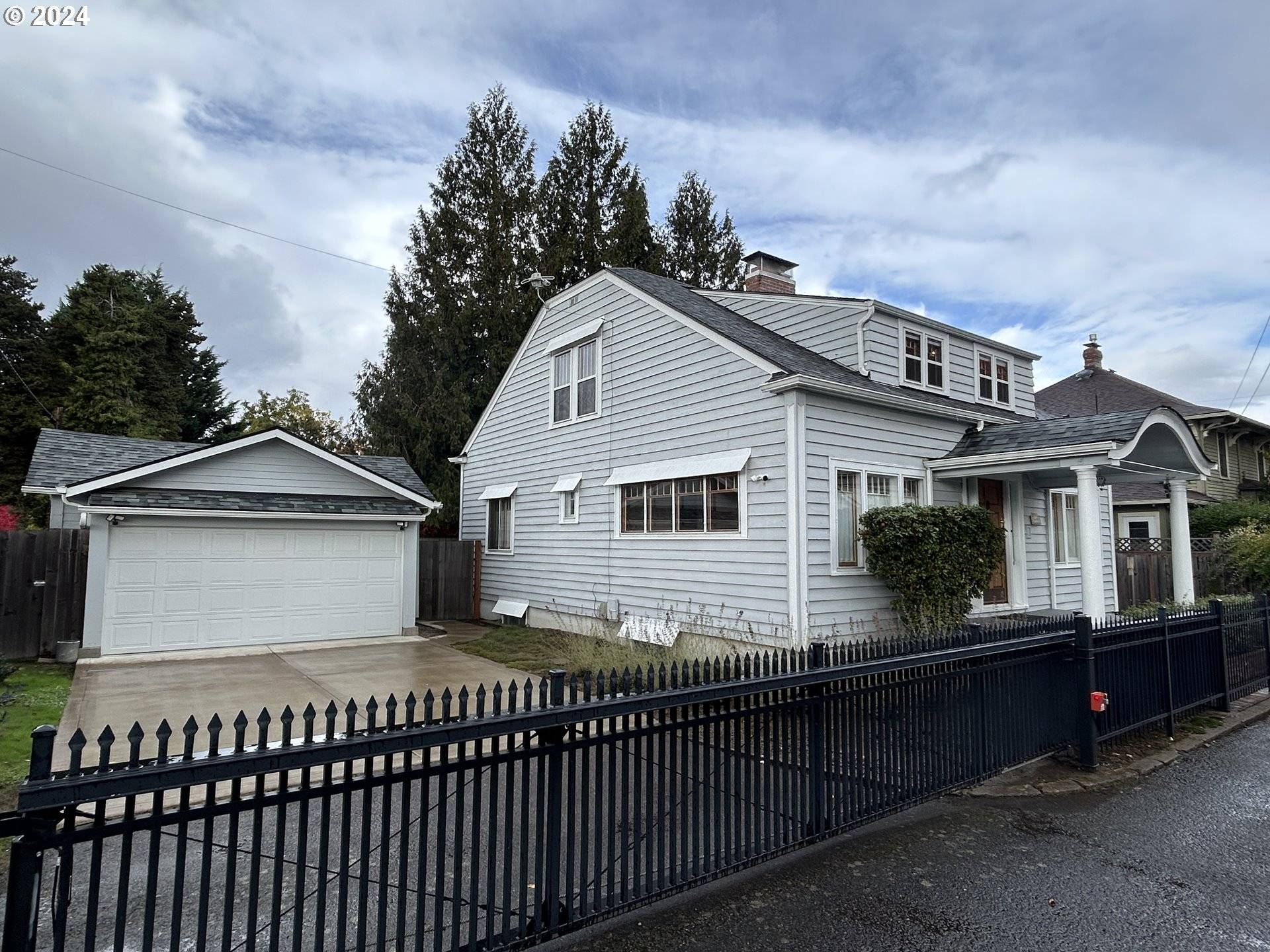 Salem, OR 97301,1498 COURT ST NE