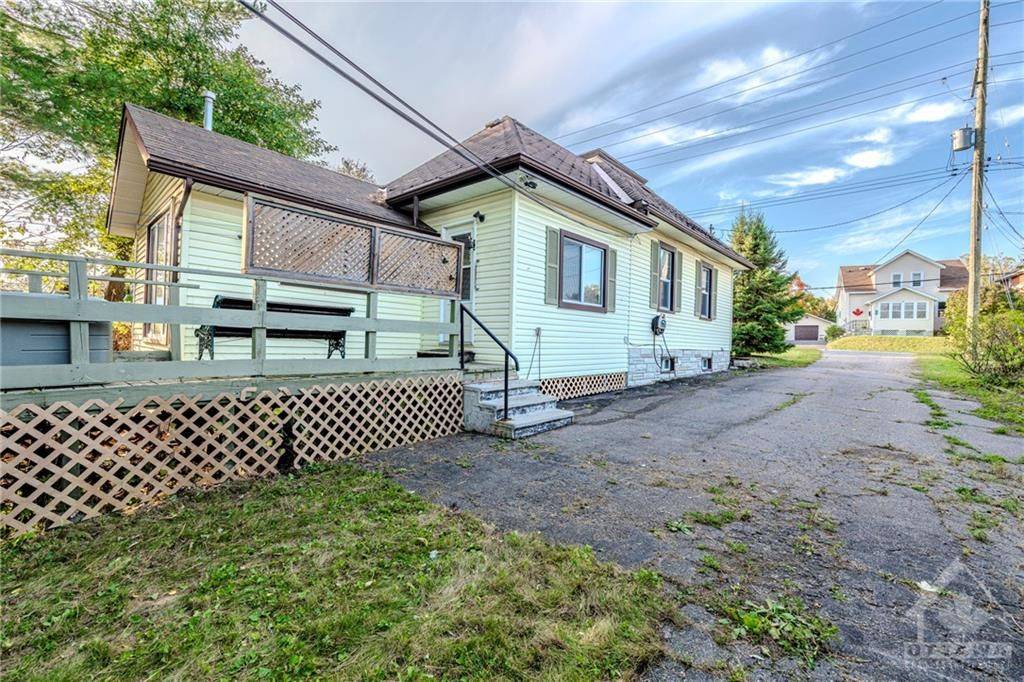 Renfrew, ON K7V 3N1,295 LISGAR AVE