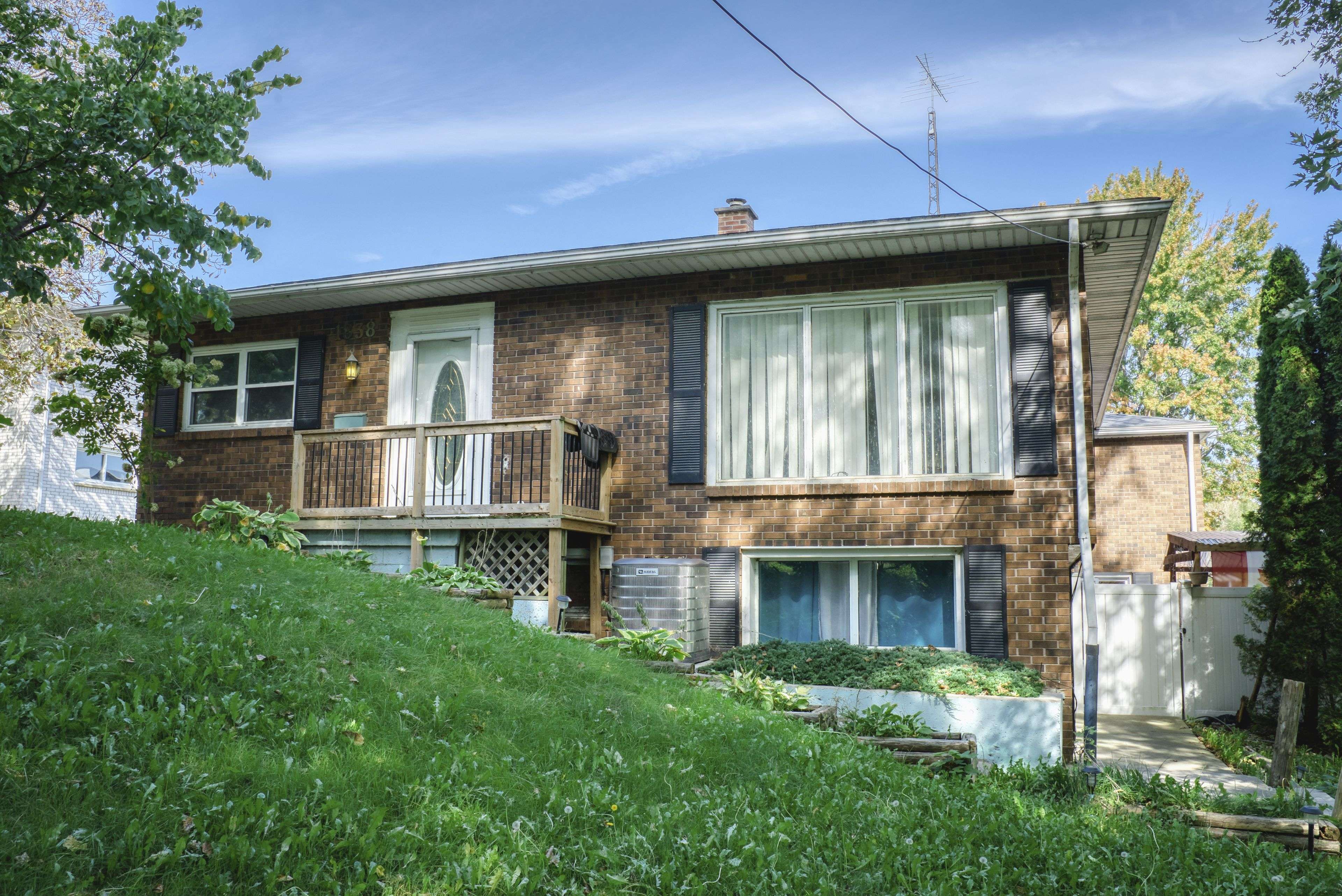 Windsor, ON N9Y 2M6,1838 Seacliff DR