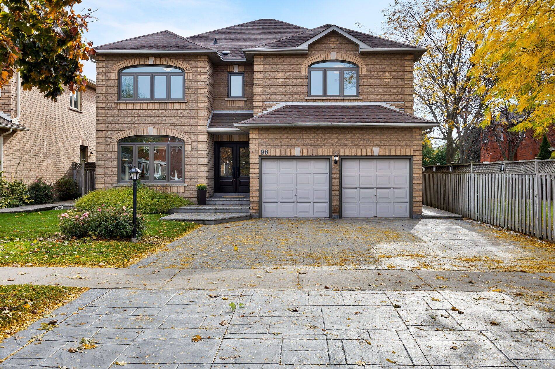 Oakville, ON L6H 5Z6,98 River Glen BLVD