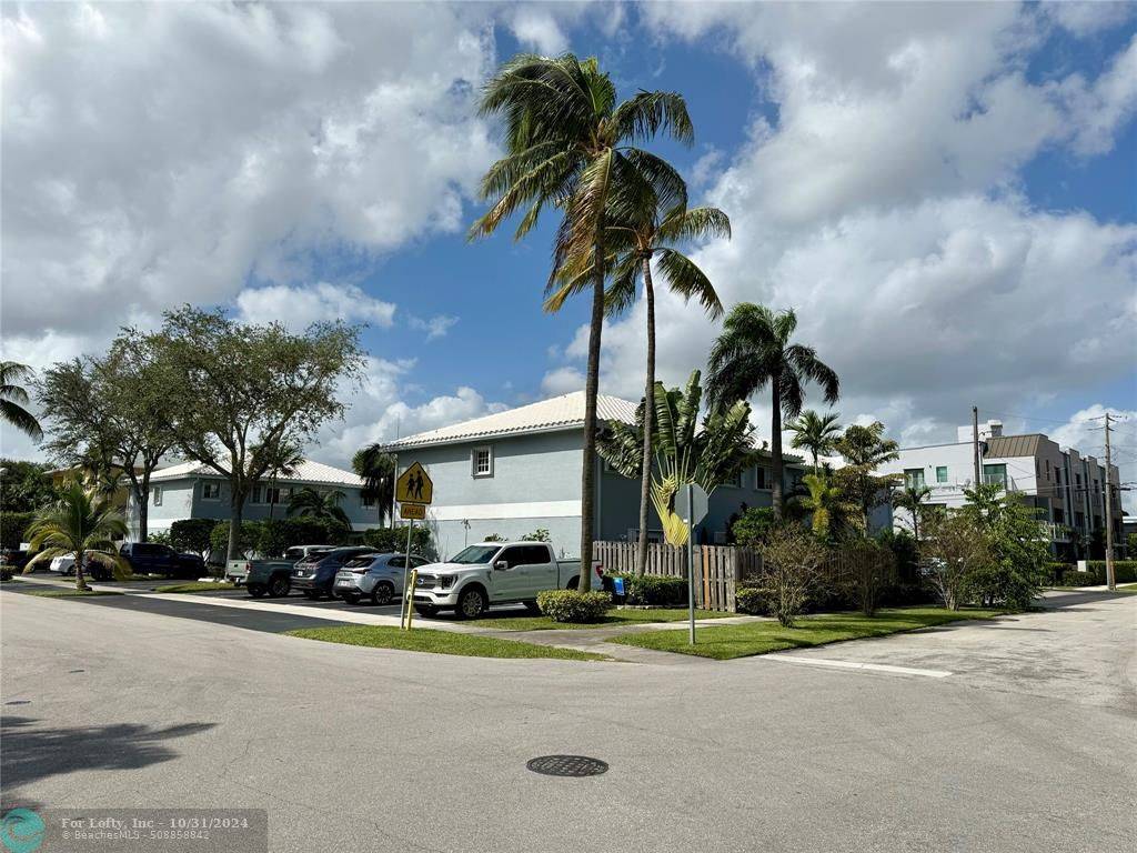 Fort Lauderdale, FL 33301,917 NE 3rd St  #11