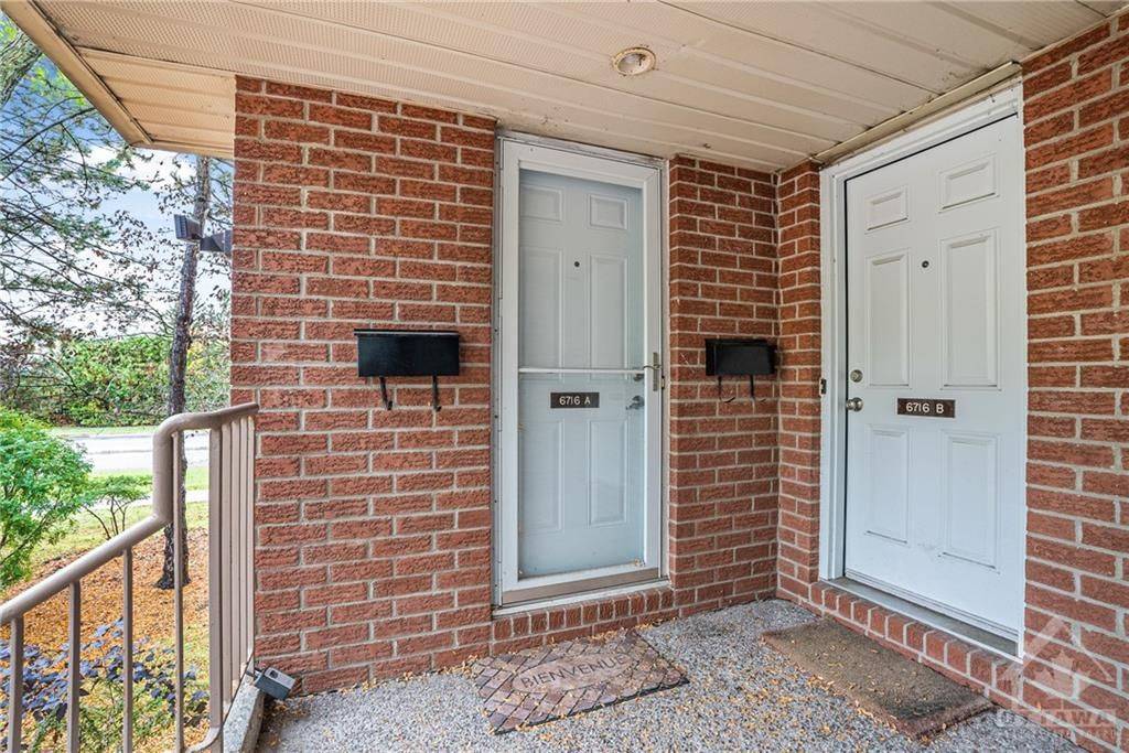 Orleans - Convent Glen And Area, ON K1C 6E9,6716 JEANNE D'ARC BLVD N #A