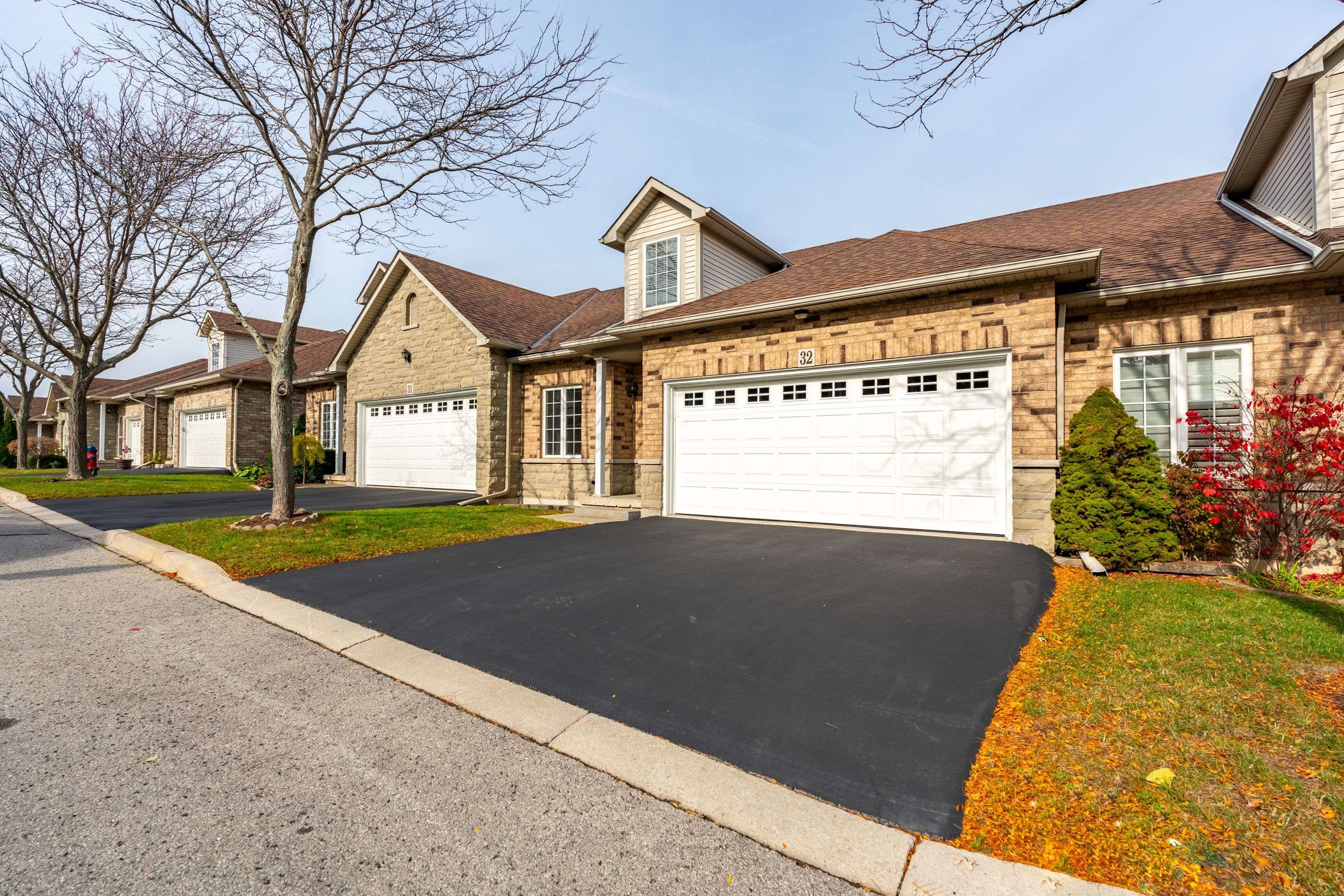 Hamilton, ON L9C 7W5,566 Southridge DR #32