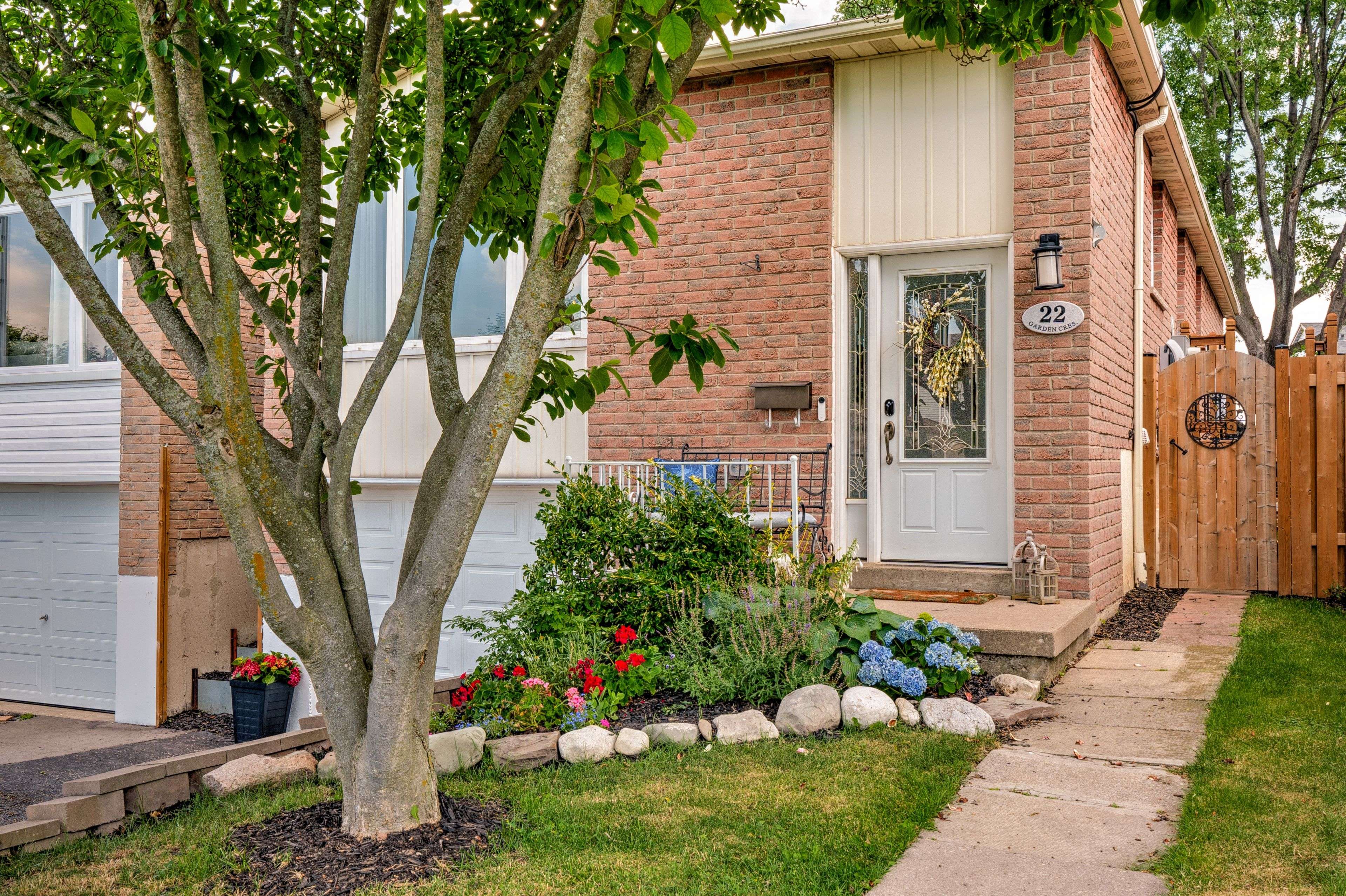 Hamilton, ON L8V 4T4,22 Garden CRES