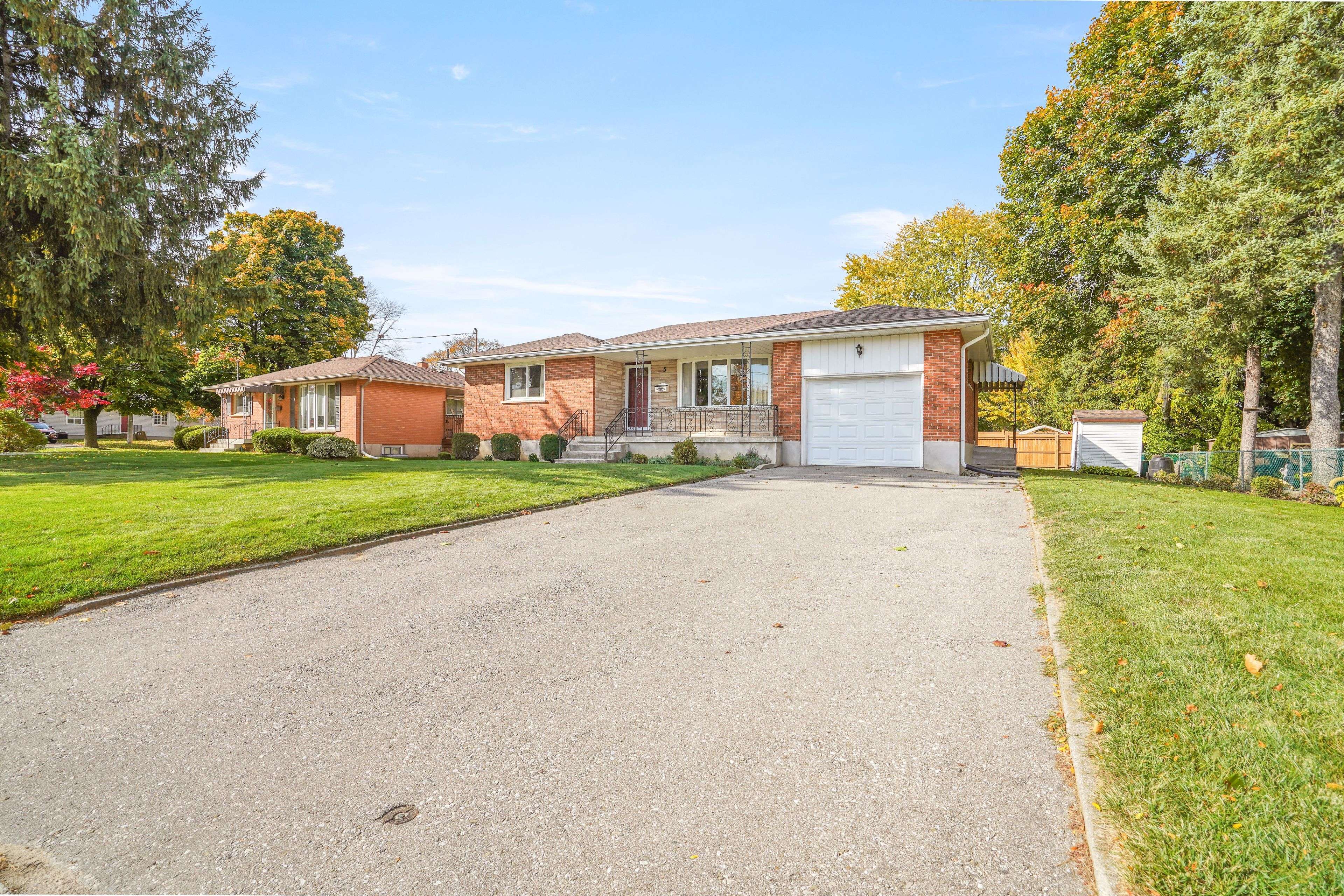 Brantford, ON N3R 2T9,5 Allwood ST