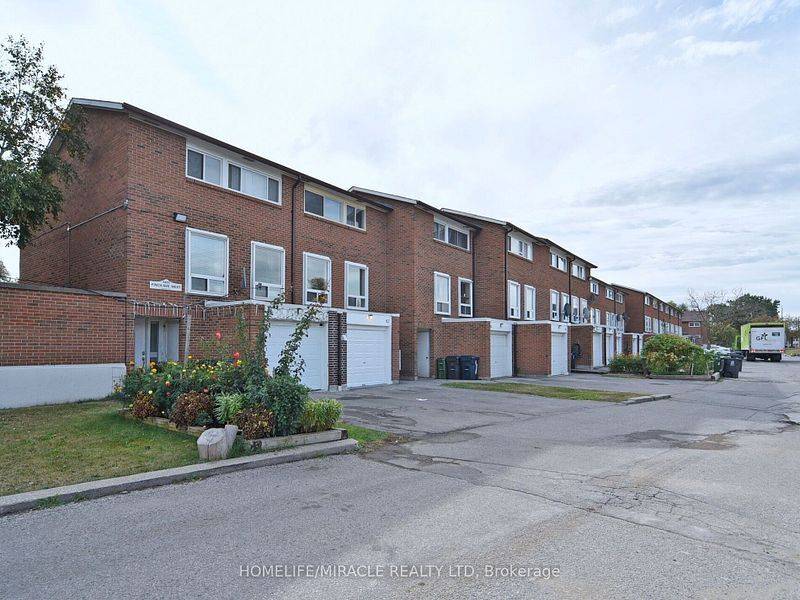 Toronto W10, ON M9V 1T3,6429 Finch AVE W #82