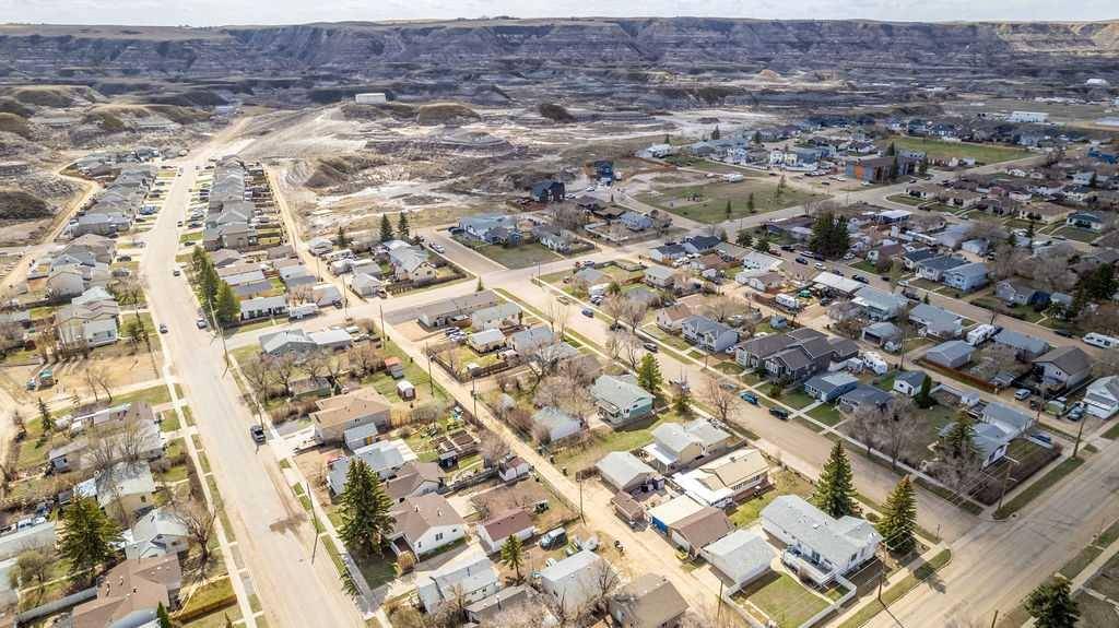 Drumheller, AB T0J 0Y6,712 2 ST SW