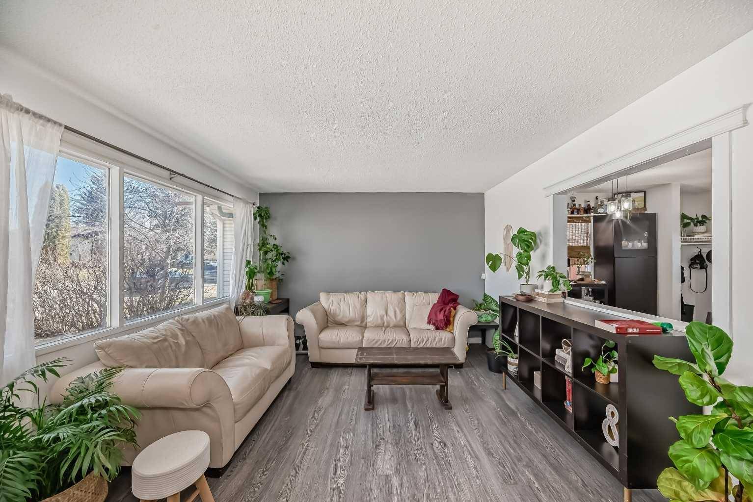 Calgary, AB T1Y3X4,195 Pinecliff WAY NE