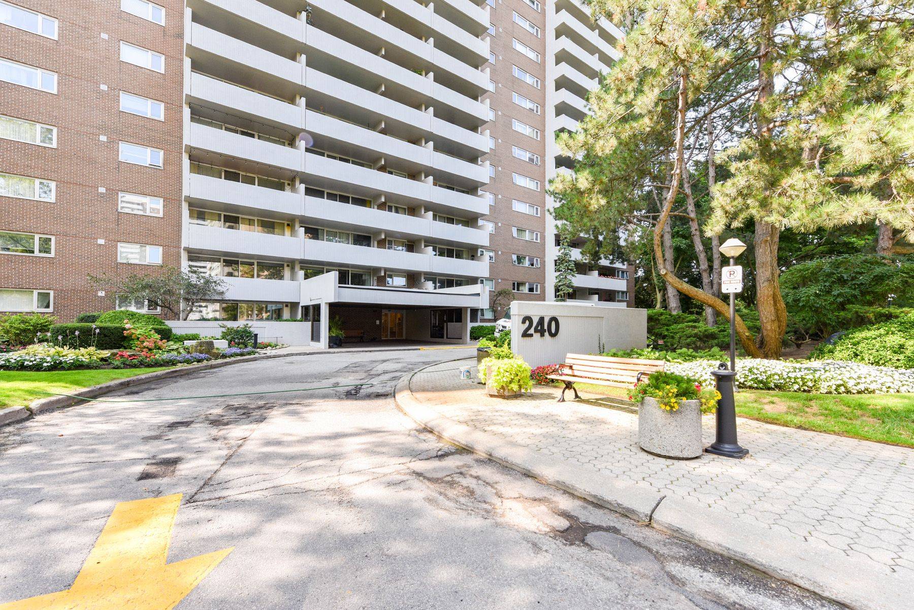 Toronto W03, ON M6N 4X4,240 Scarlett RD #1304