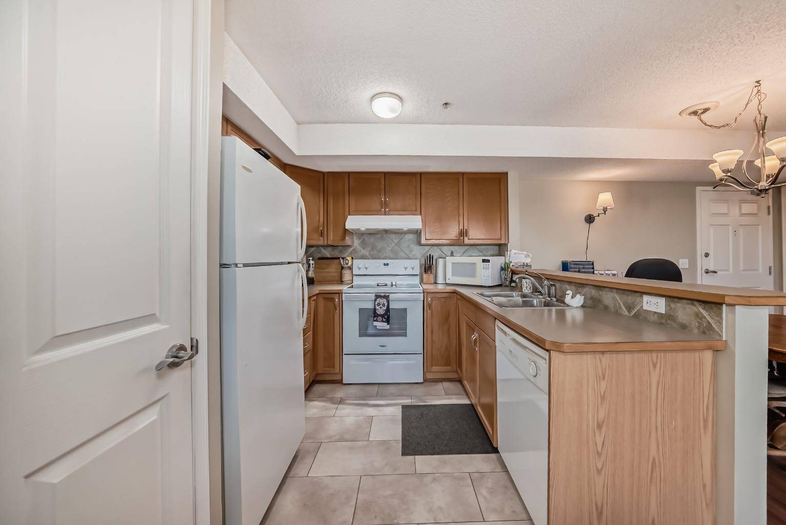 Airdrie, AB T4B 3B4,300 Edwards WAY NW #206