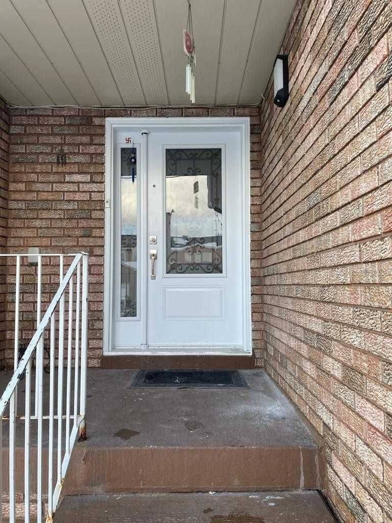 Brampton, ON L6Y 3W2,32 Tulip DR