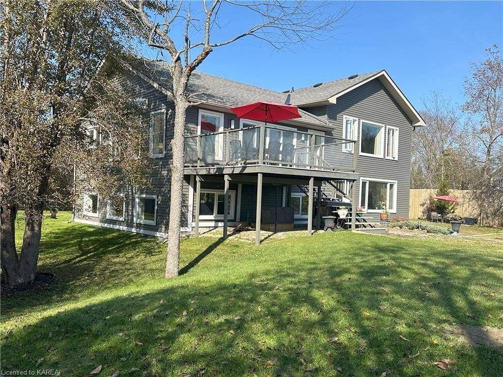 South Frontenac, ON K0H 1X0,2749 LAKEFIELD DRIVE DR